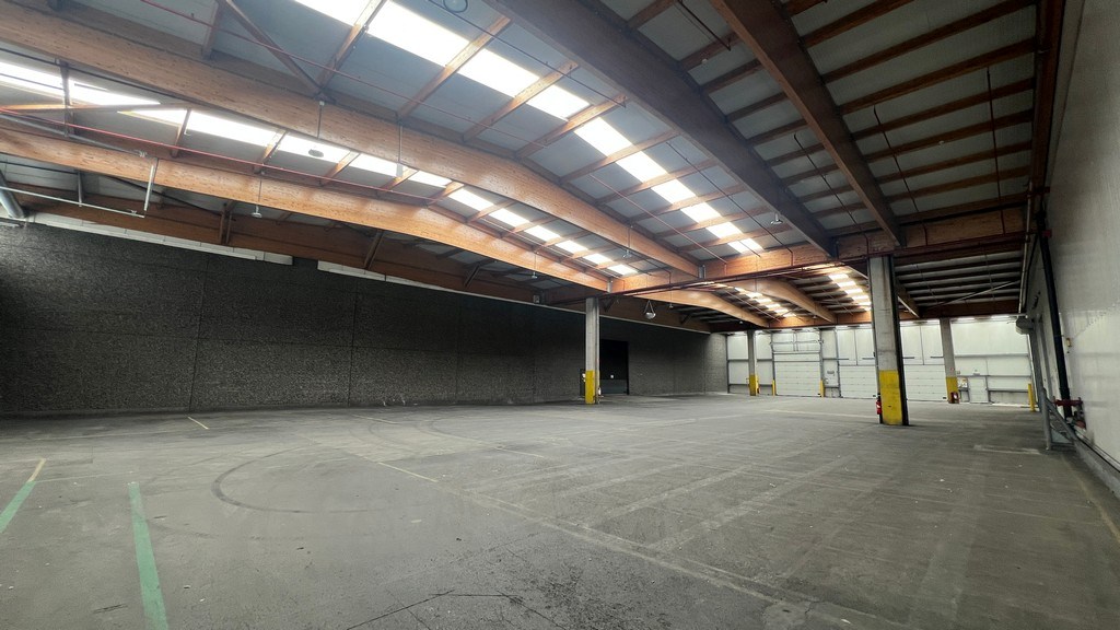 Logistiek bedrijfspand te huur in de haven van Gent