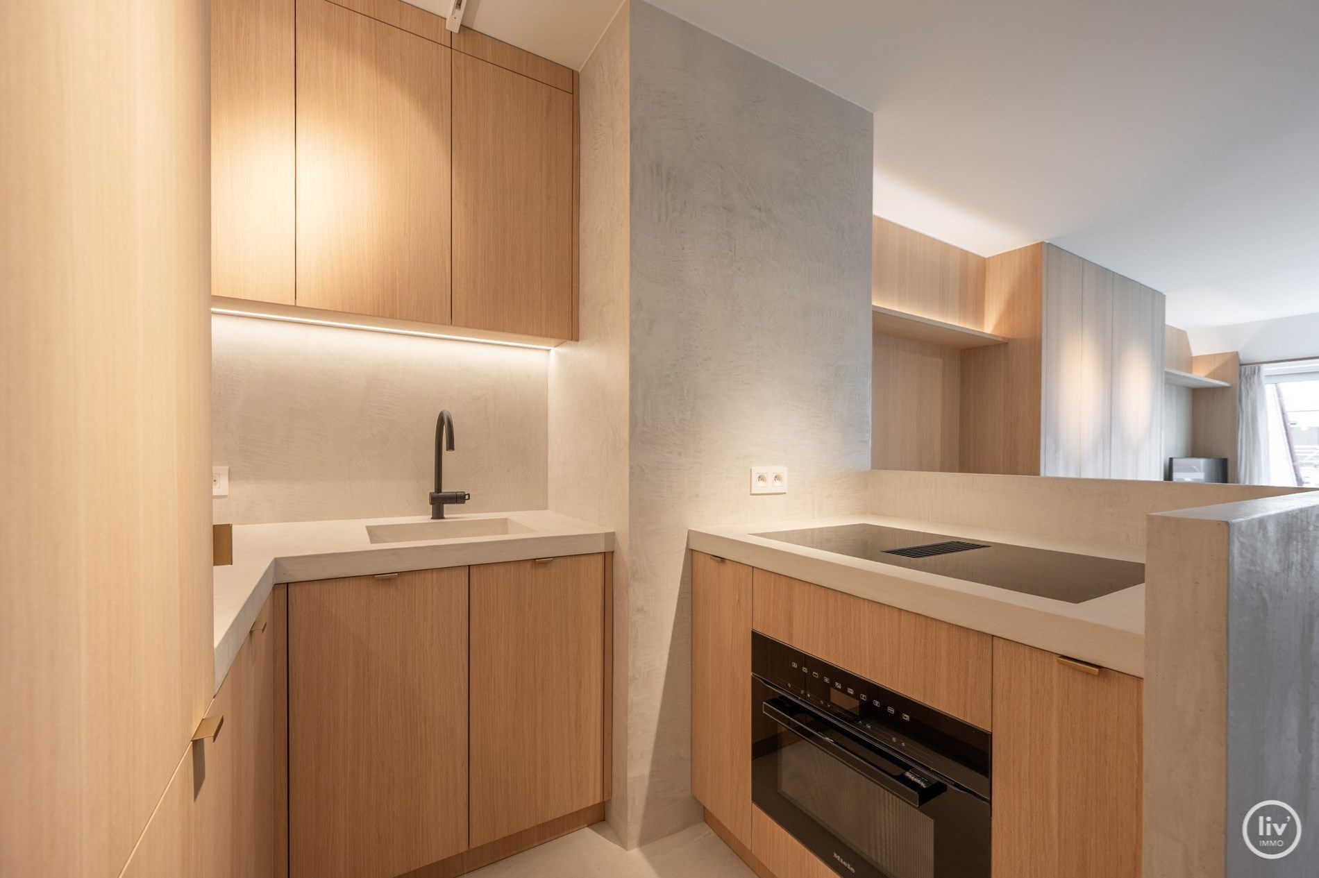 Superbe appartement en duplex magnifiquement rénové avec une spacieuse terrasse orientée vers l'ouest, situé sur la Lippenslaan à Knokke. 