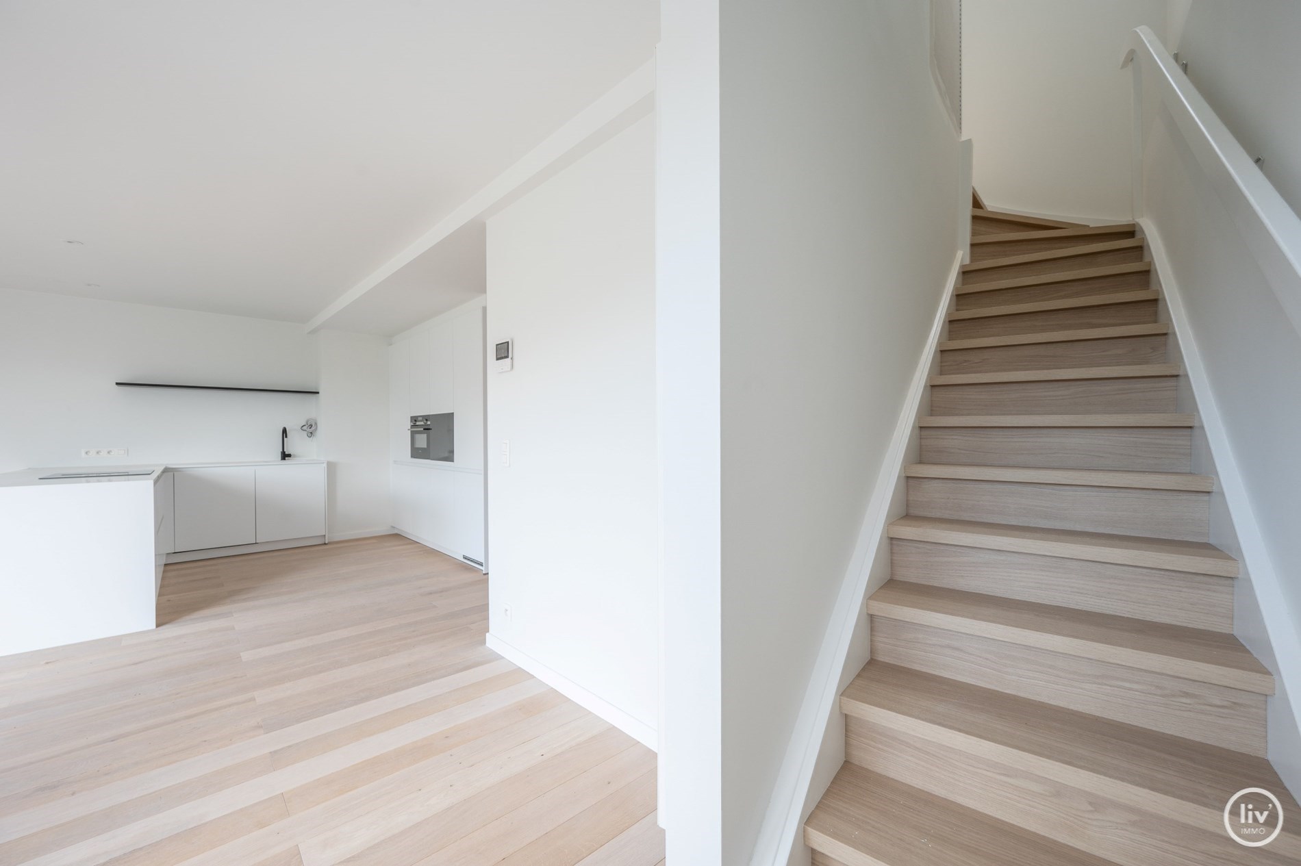 Nieuwbouw duplex in volledig gerenoveerd gebouw van 2021, centraal gelegen nabij Duinenwater, waardoor alle winkels en openbaar vervoer bereikbaar zijn op wandelafstand. 