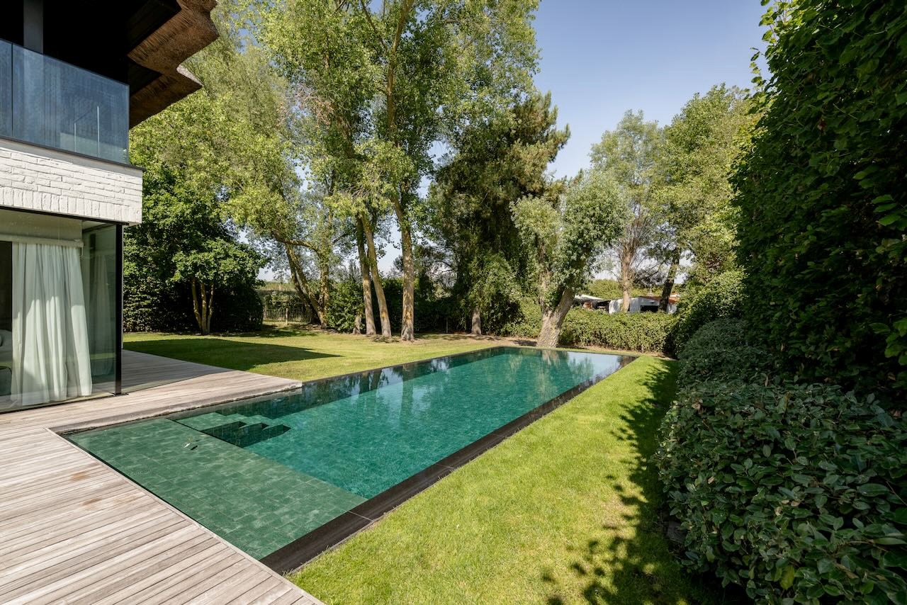 Magnifique villa récente de style contemporain allie une finition intemporelle à un emplacement unique et une vue imprenable sur le Zwin. 