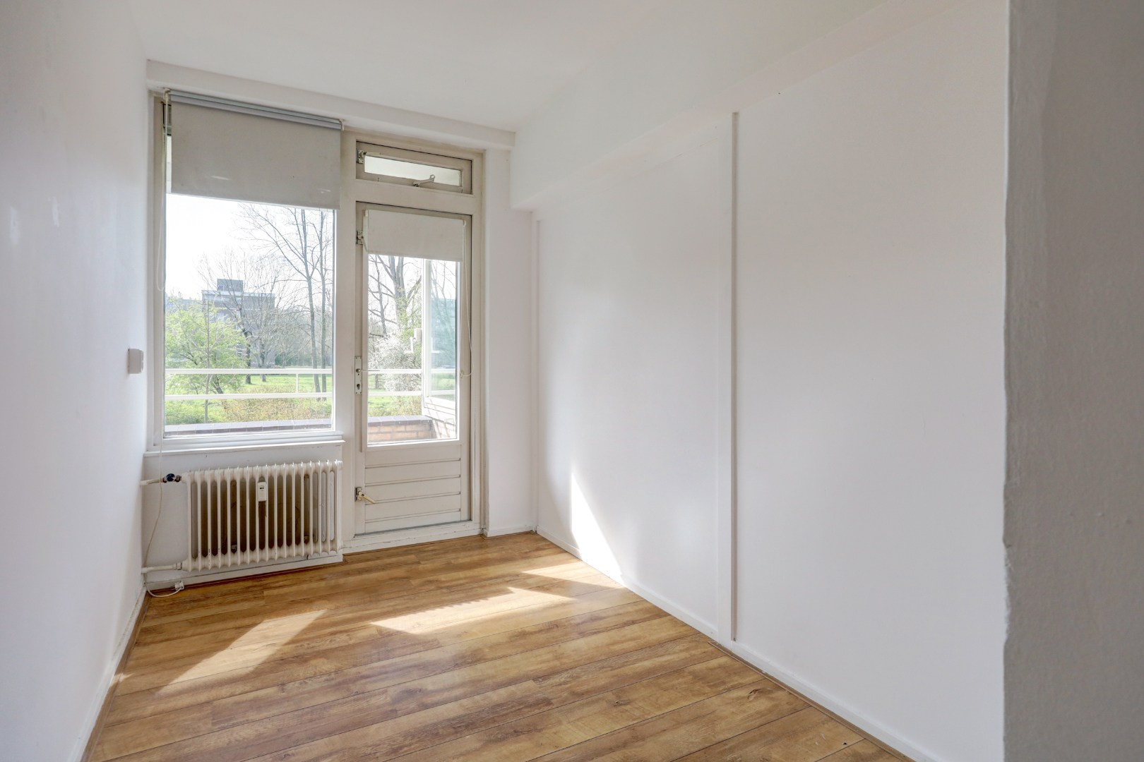 4-kamer appartement op de 1e verdieping, met 2 balkons, berging in de onderbouw en gelegen op eigen grond! 