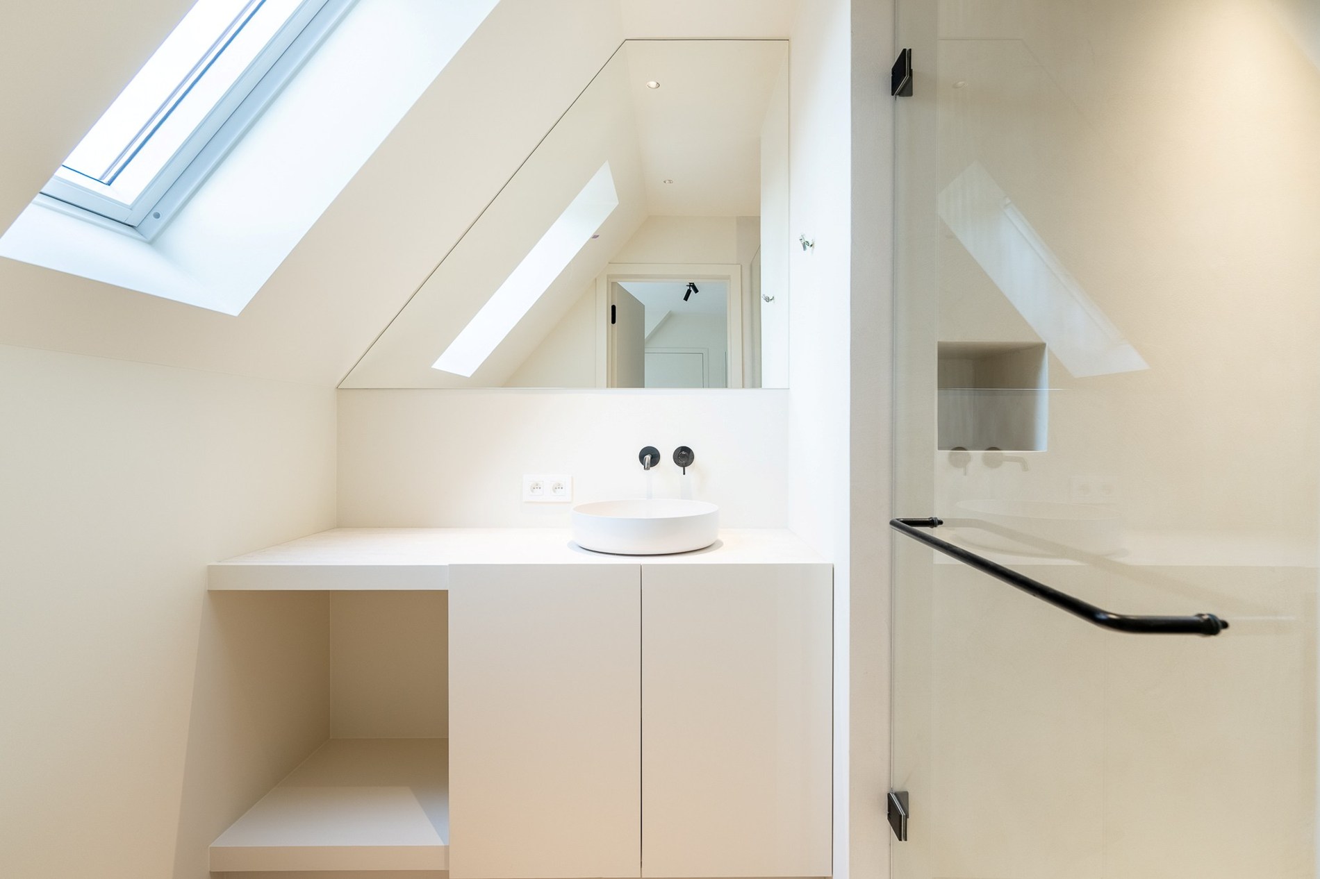 Luxueus gerenoveerde koppelvilla met zwembad in de Noordzeelaan te Knokke. 