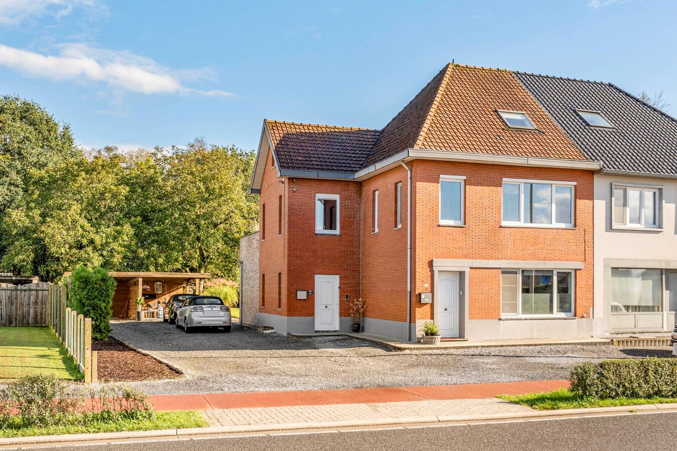 Comfortabel, gelijkvloers appartement mét ruime tuin en carport! 