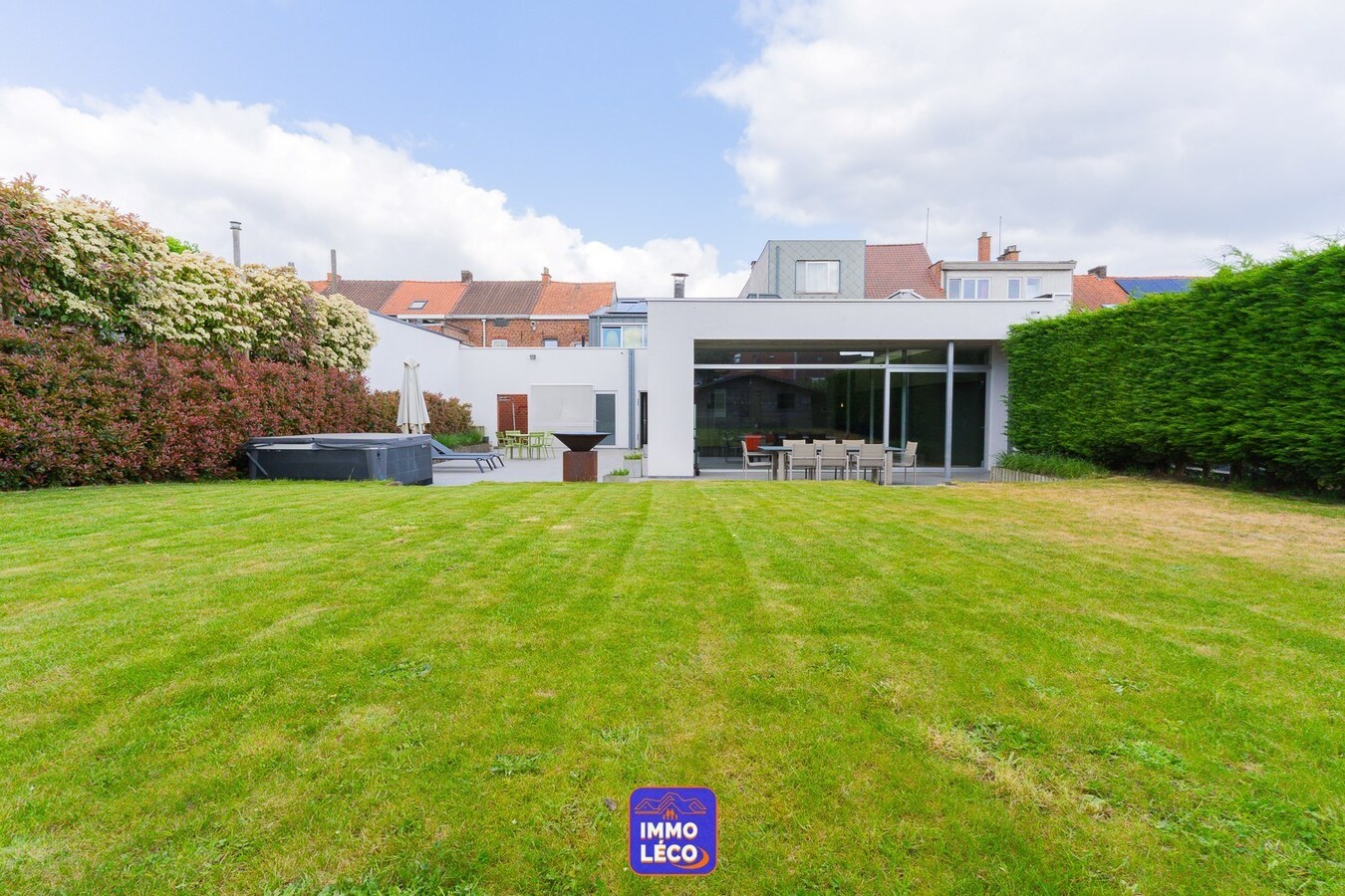 Maison moderne (surface habitable de 486m²), double garage et jardin, en plein centre-ville ! COUP DE COEUR ! 