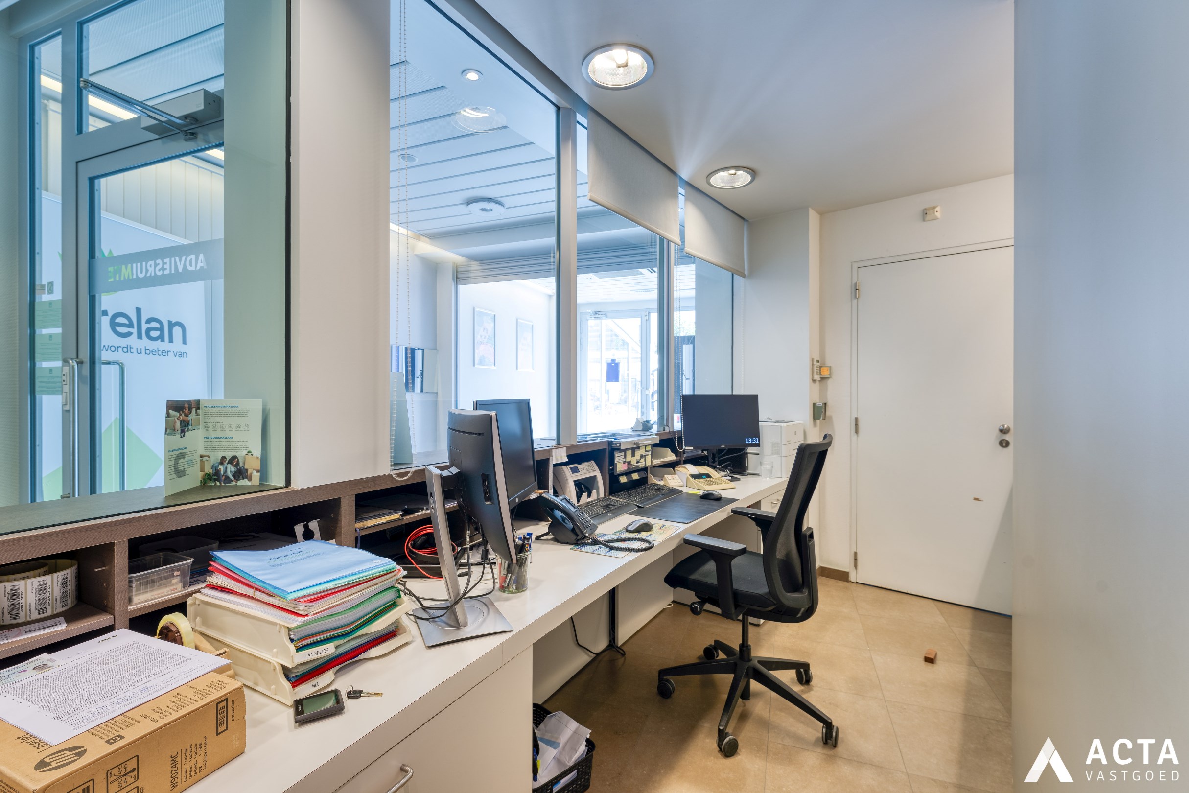 Ruim handelspand met parking op het Wapenplein in Oostende 