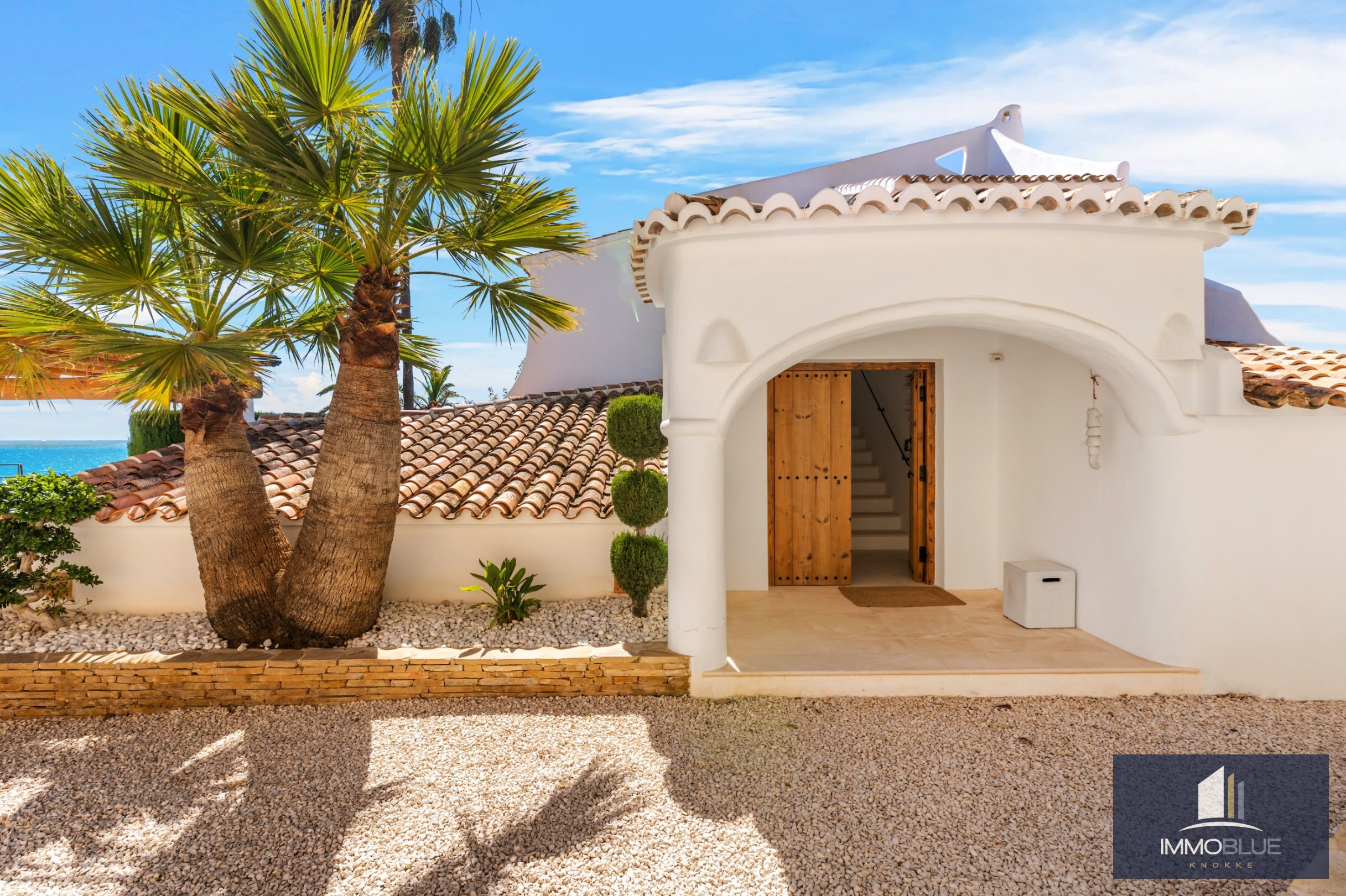 Villa méditerranéenne rénovée avec vue sur mer dans un environnement côtier calme 