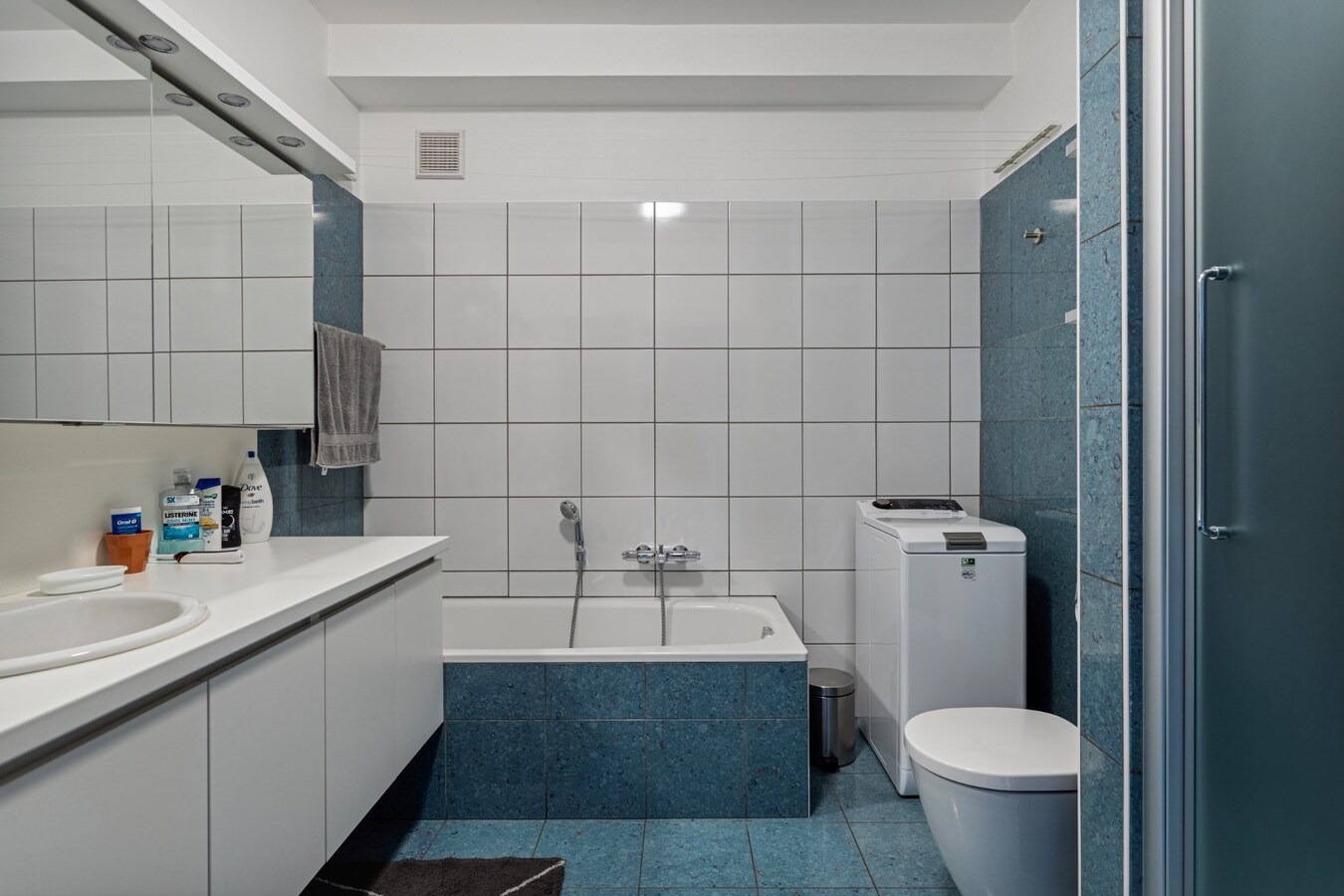 Uitzonderlijk goed onderhouden hoekappartement - 2 slaapkamers 