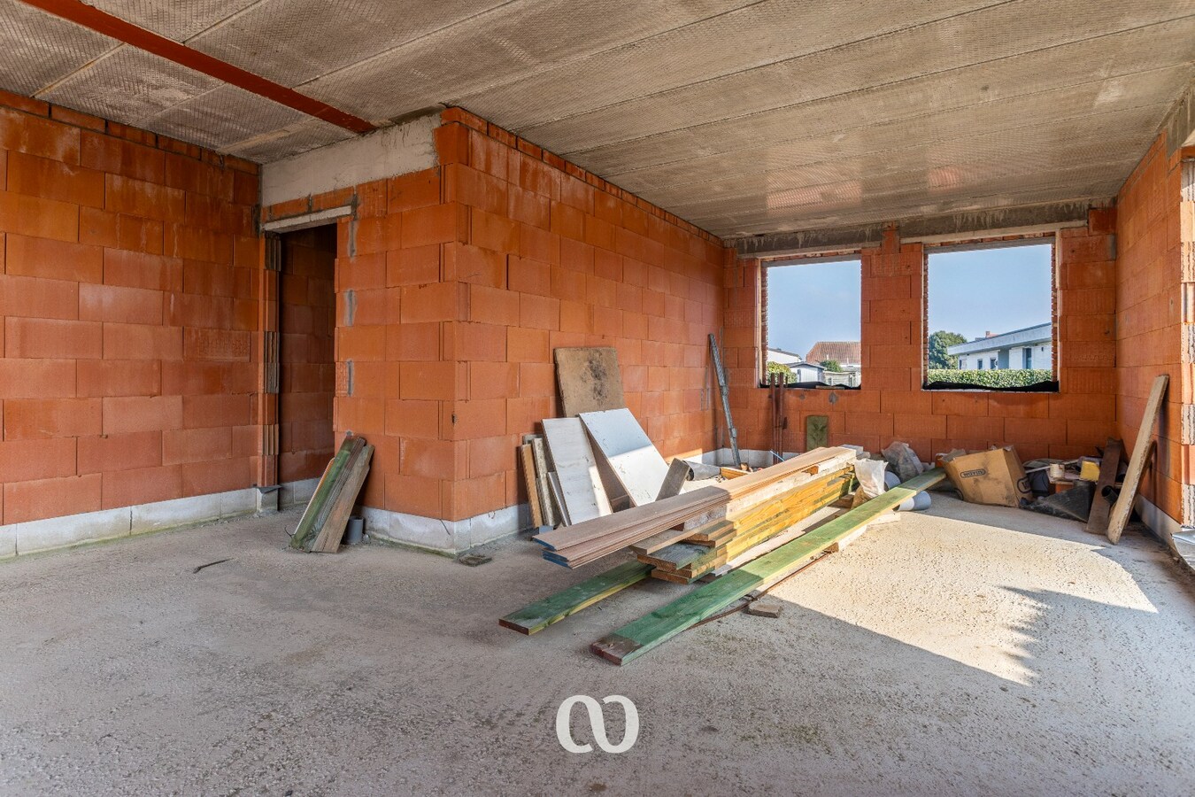 Zeer ruime ruwbouw woning op uitstekende locatie 