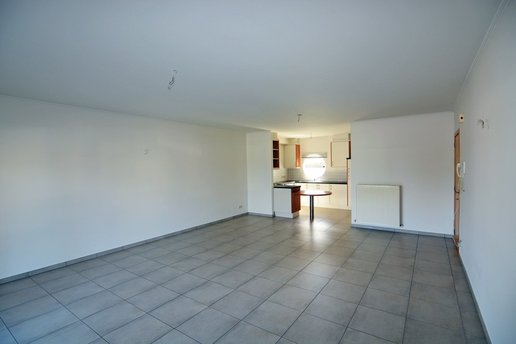 Gelijkvloers appartement (121 m²) met 2 slpks, overdekt terras, garage en kelderberging. 