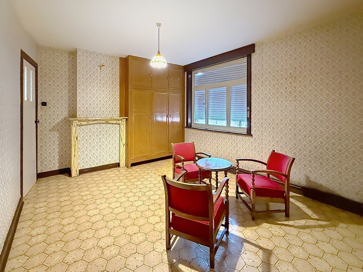 Kloeke woning met vier slaapkamers en ruim magazijn in Hulste. 