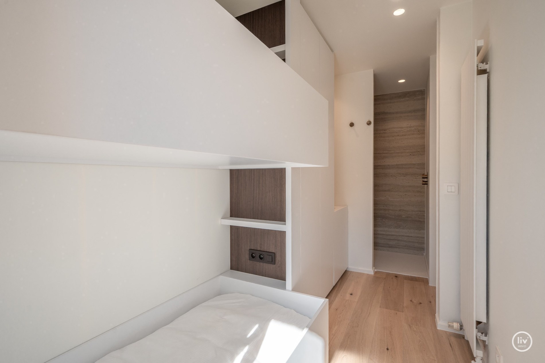 Volledig gerenoveerd appartement met terras gelegen Lippenslaan nabij het Van bunnenplein. 