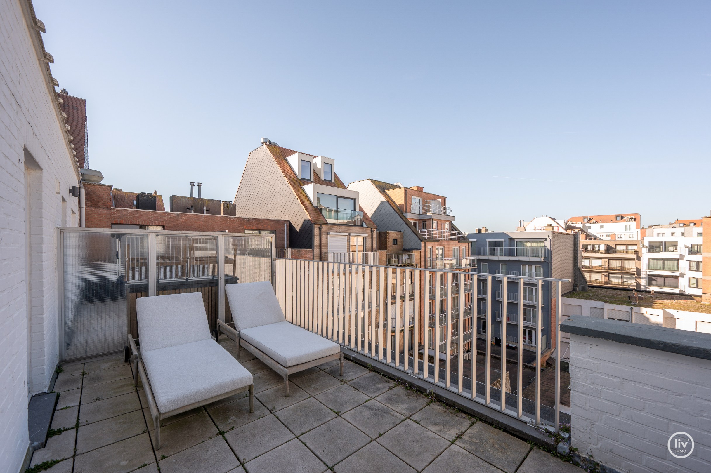Prachtig gerenoveerd appartement met 2 slaapkamers gelegen in een zijstraat van de zeedijk en op wandelafstand van het Driehoeksplein. 