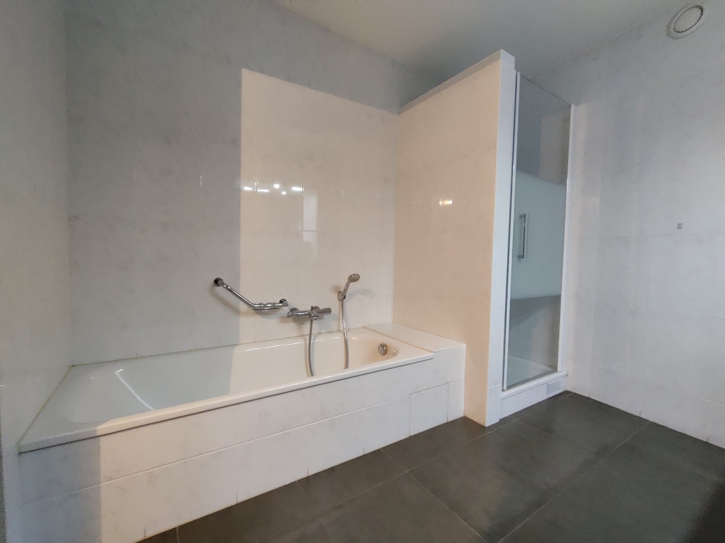 Prachtig, instapklaar appartement met 2 slaapkamers gelegen te centrum Geel 