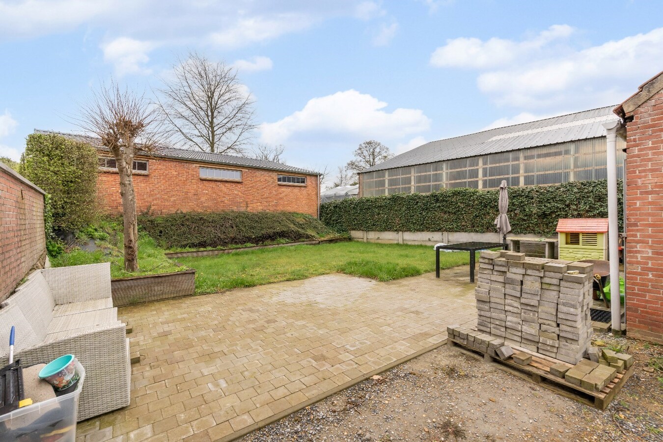 Ruime gerenoveerde woning in Niel-bij-As met 3 slaapkamers. 