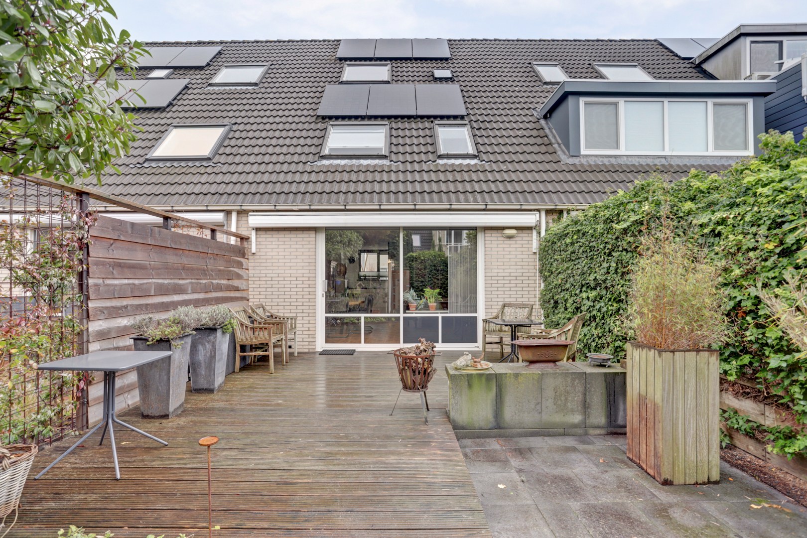 Ruime 5-kamer tussenwoning met inbouw keuken, moderne badkamer, 4 slaapkamers, ruime tuin gelegen op het zuidwesten. 