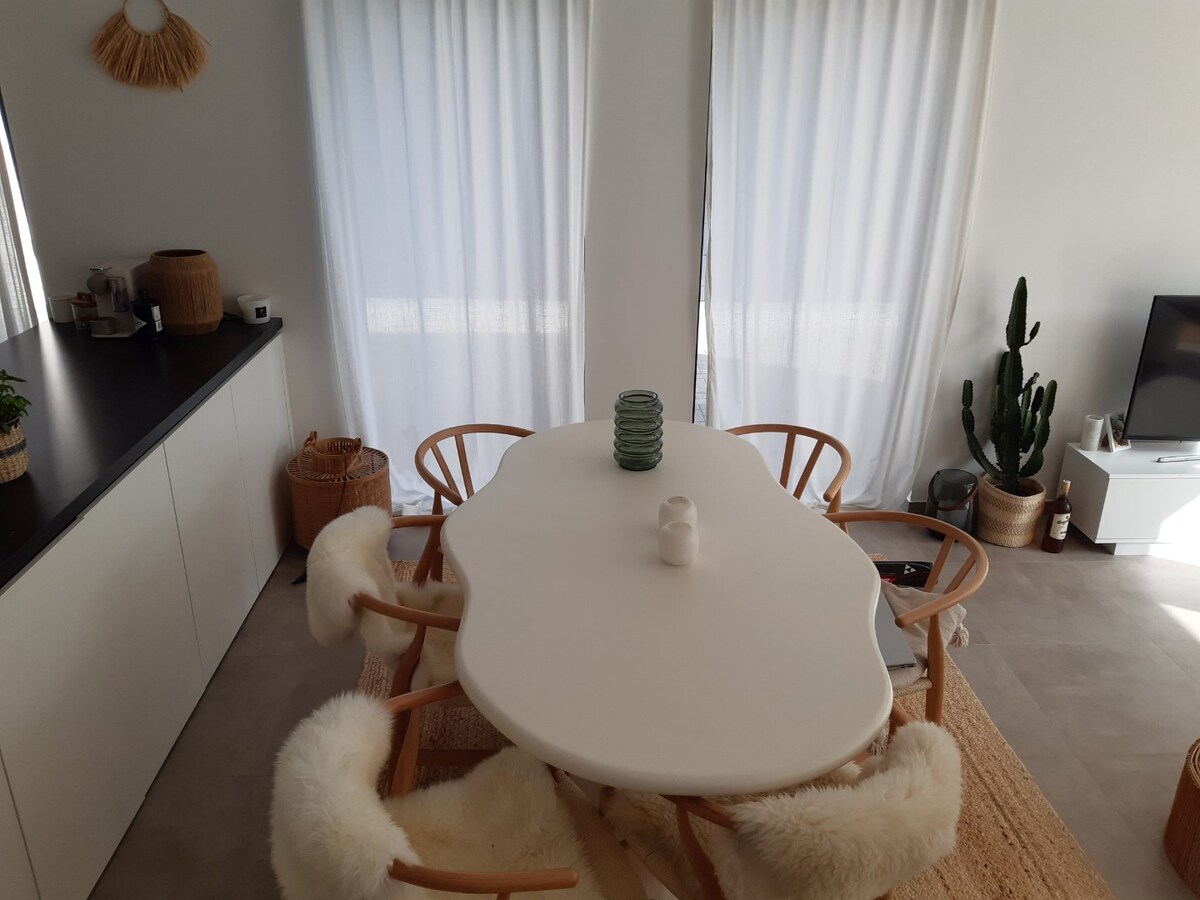 Gelijkvloers appartement met terras. 