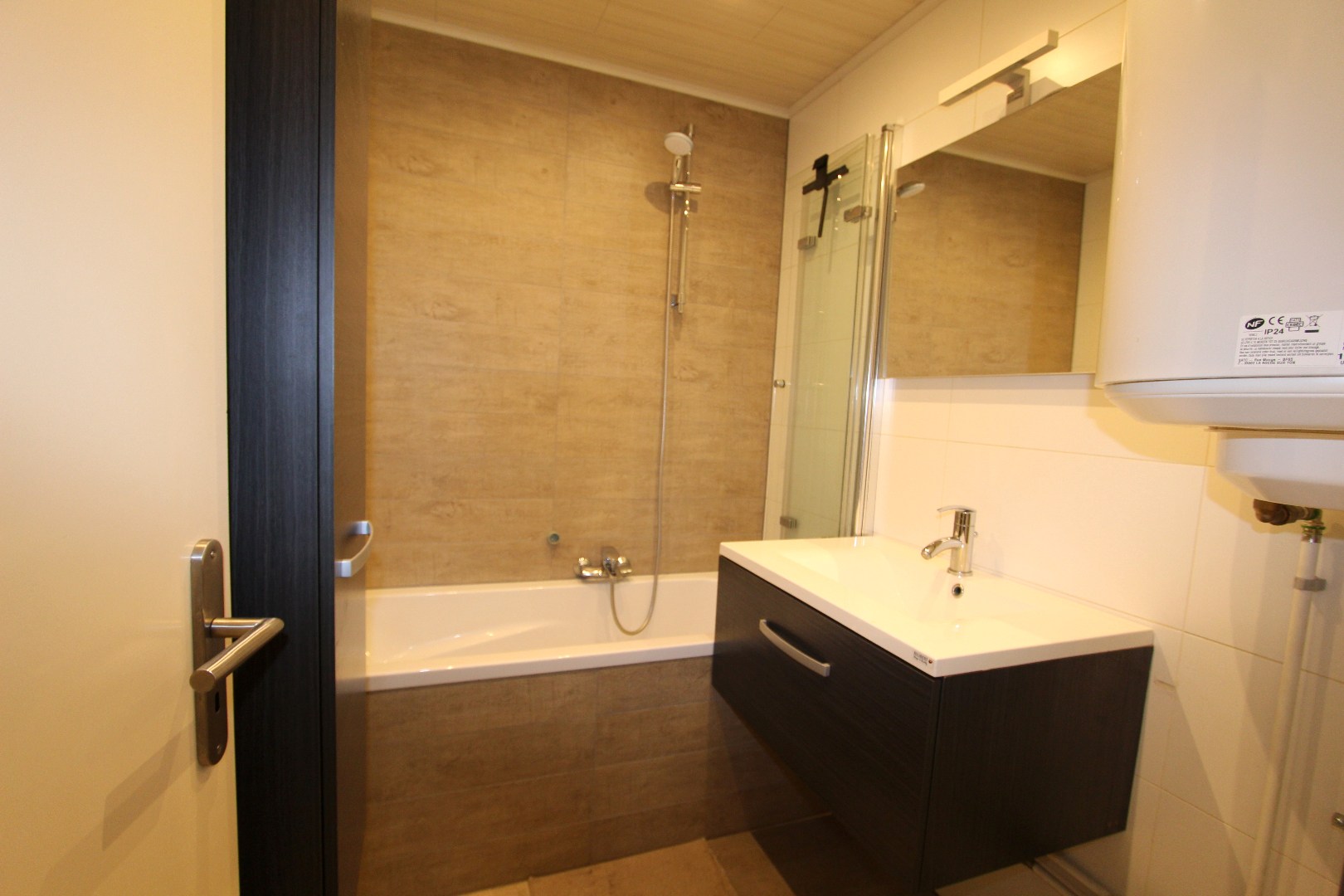 VERNIEUWD APPARTEMENT MET GARAGE AAN HET STADSCENTRUM 