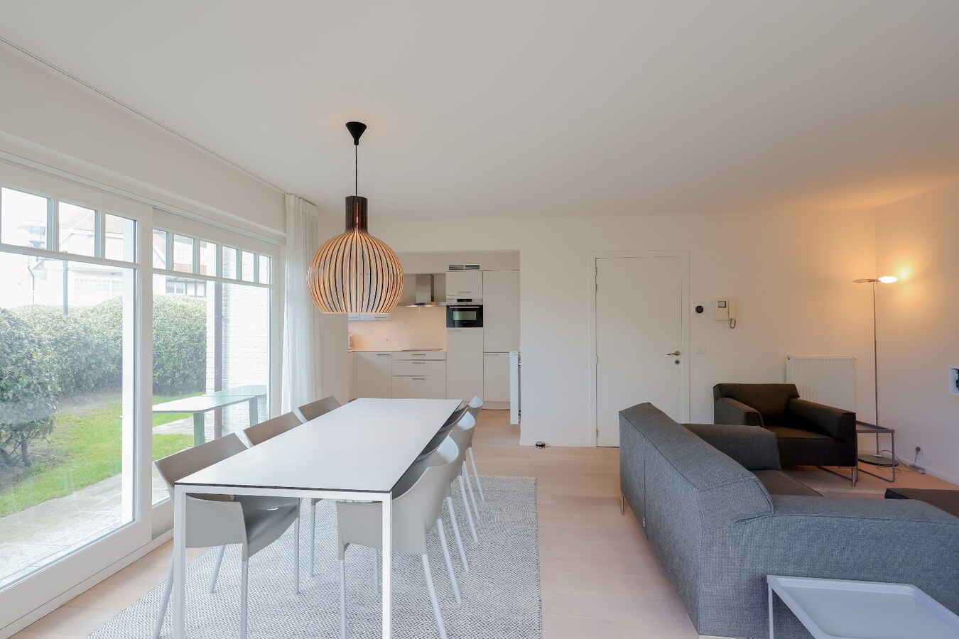 Modern 2slpk-appartement met privé tuin op wandelafstand van het strand 