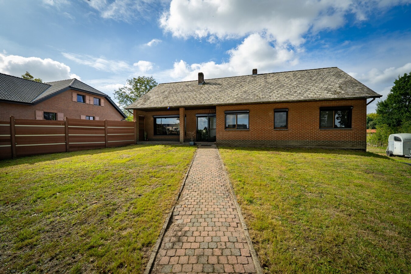 Landelijk gelegen woning met buitenpiste en weide op ca. 1ha te Bocholt 
