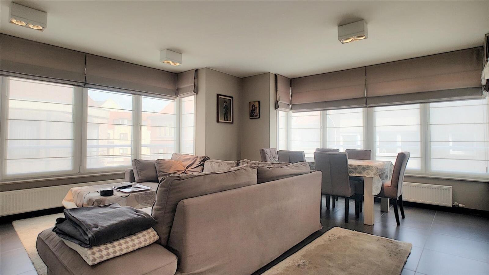 Knap, goed gelegen hoekappartement - Heist 
