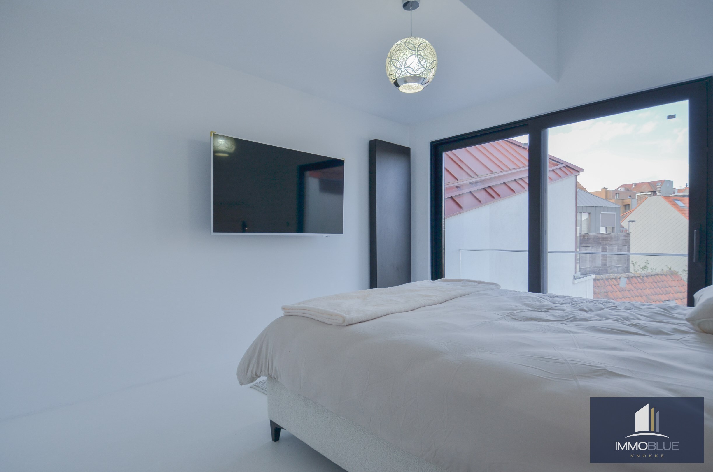 EXCLUSIEF : Duplexappartement met ruim terras gelegen in een kleinschalige nieuwbouwresidentie in Art Deco-stijl. 