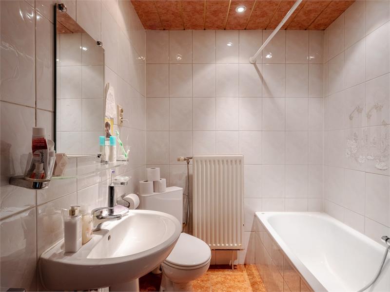 Praktisch gelegen rijwoning met inpandige garage 