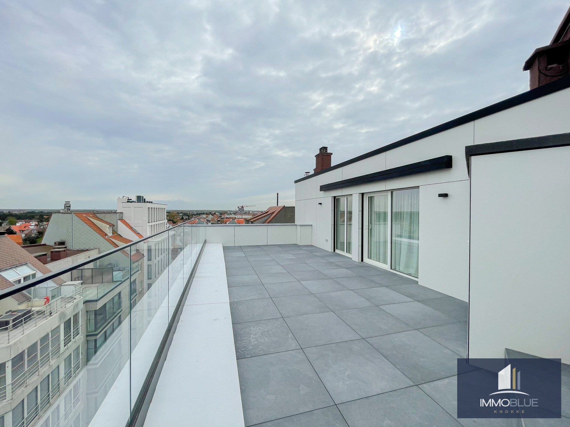 Volledig gerenoveerd dakappartement met een terras van ongeveer 45 m². 