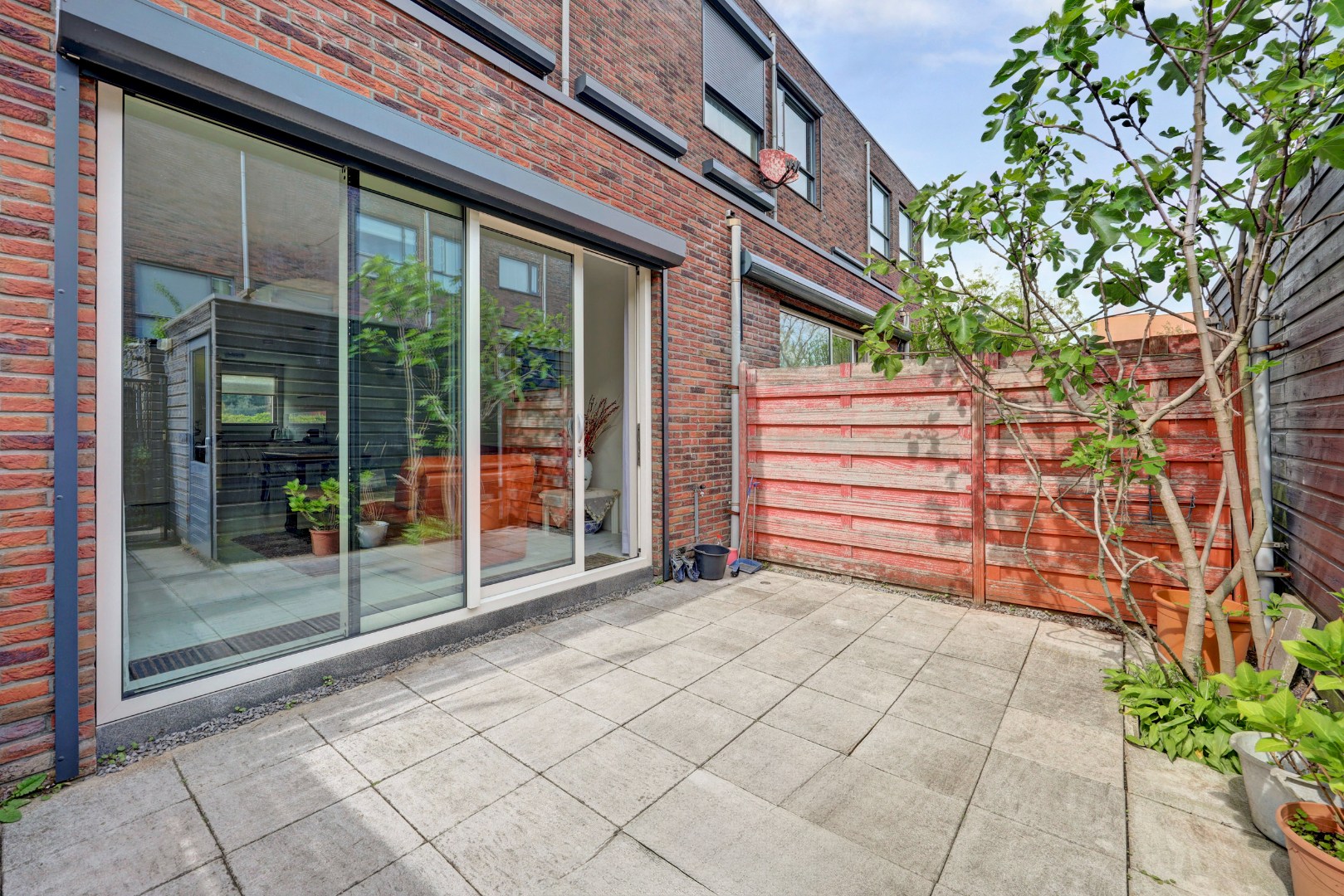 Goed onderhouden 4-kamer eengezinswoning met 3 goede slaapkamers (optie tot creëren 4e slaapkamer), ruime badkamer, onderhoudsvriendelijke tuin en gelegen op eigen grond! 
