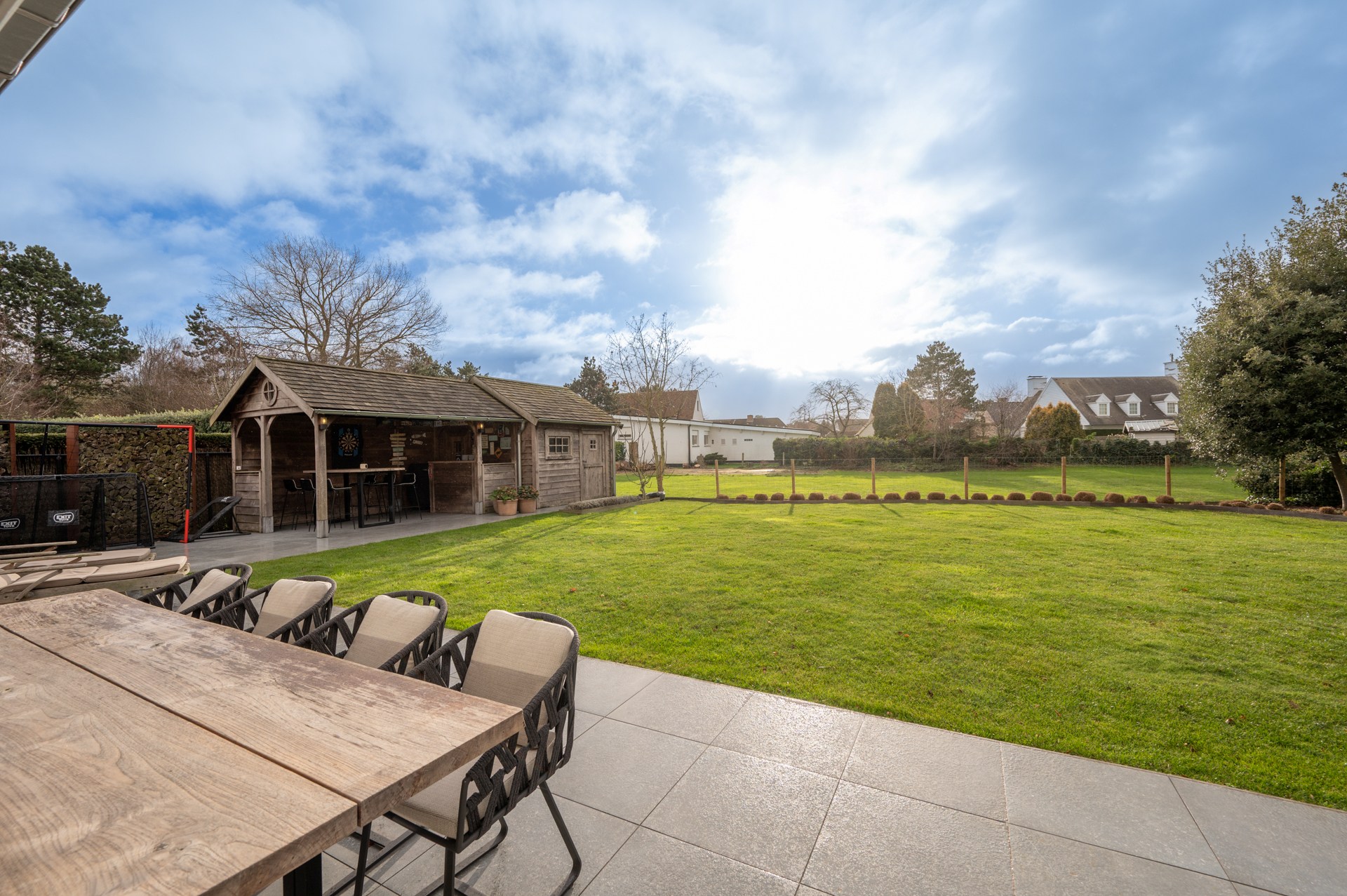 prachtig gerenoveerde alleenstaande villa geniet van een uitstekende centrale ligging, op slechts enkele minuten van het centrum van Knokke. 
