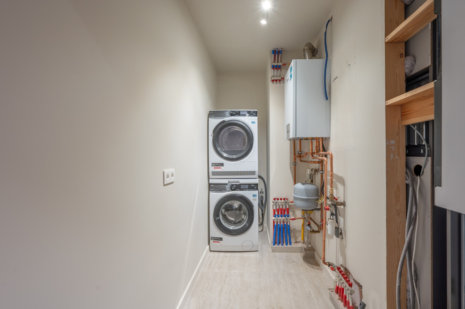 Appartement en duplex spacieux et rénové, orienté plein sud, situé dans un emplacement exceptionnel sur la Lippenslaan. 