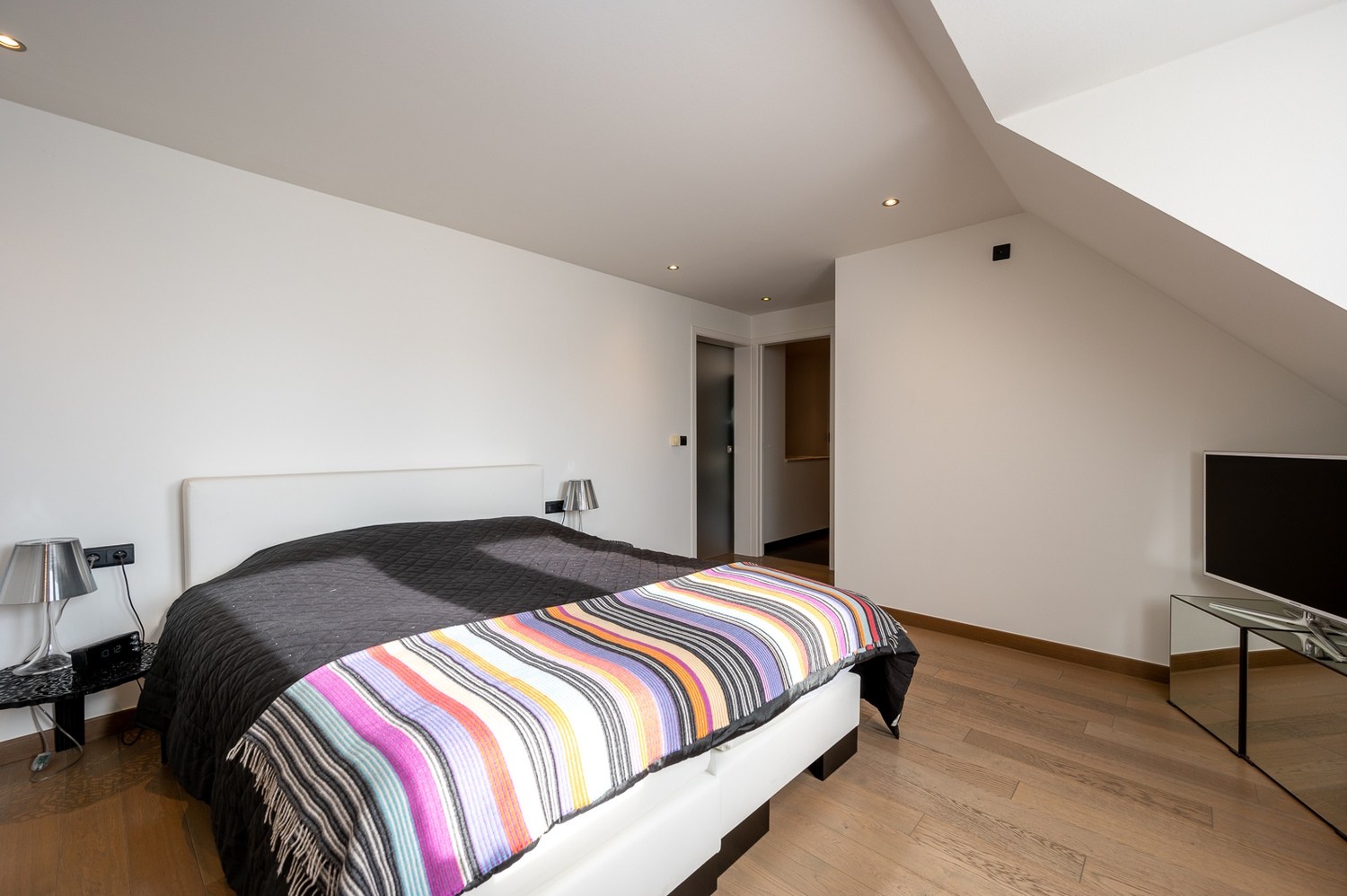 Uitzonderlijk appartement (232m2) met 4 slaapkamers en ruim terras op topligging met zicht over de kerk te Dumortierlaan. 