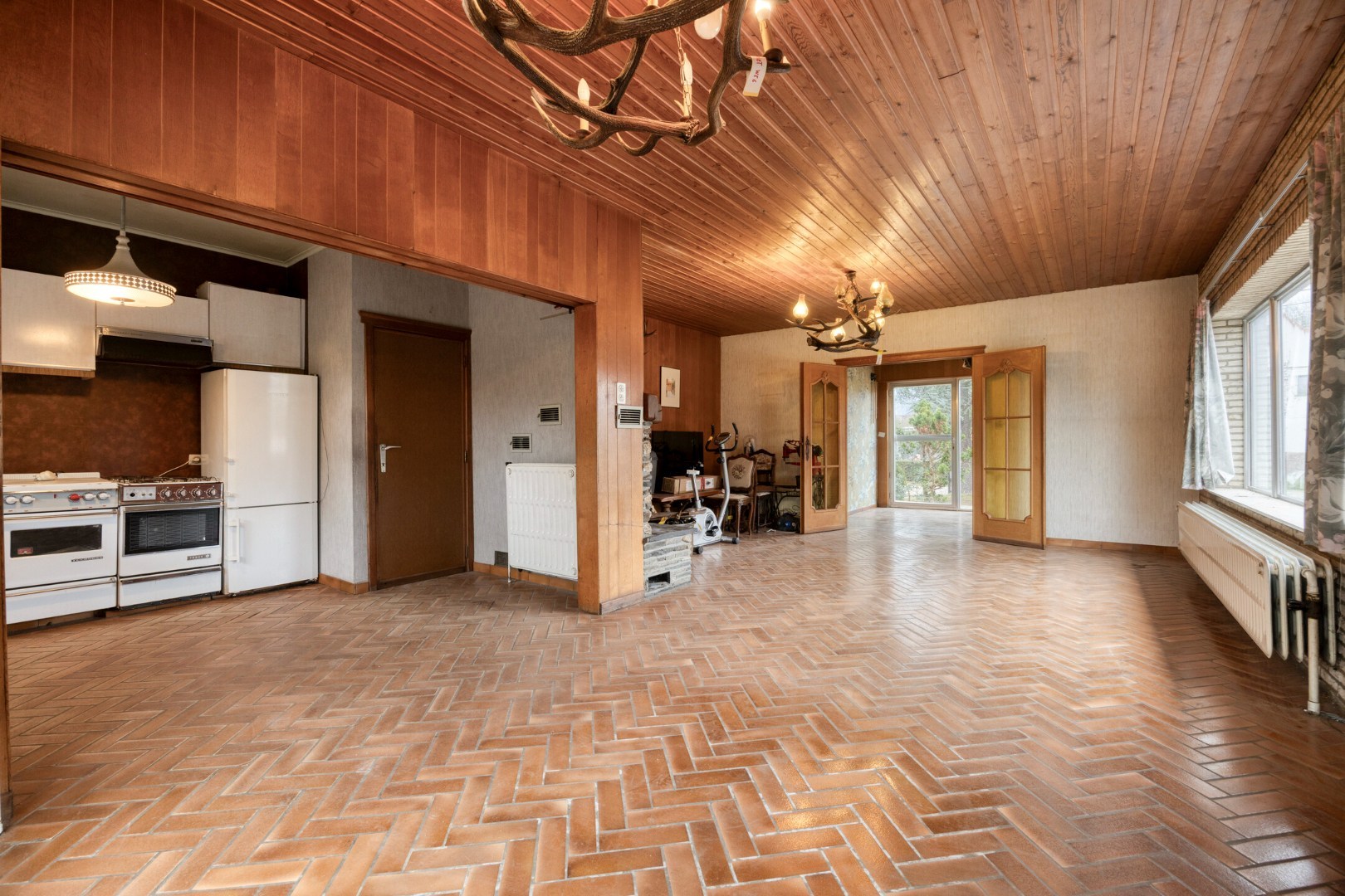 Open bebouwing met 3 slaapkamers, ruime garage op een perceel van 9a 62ca– EPC 596 kWh/m² - bewoonbare opp. 218 m² 