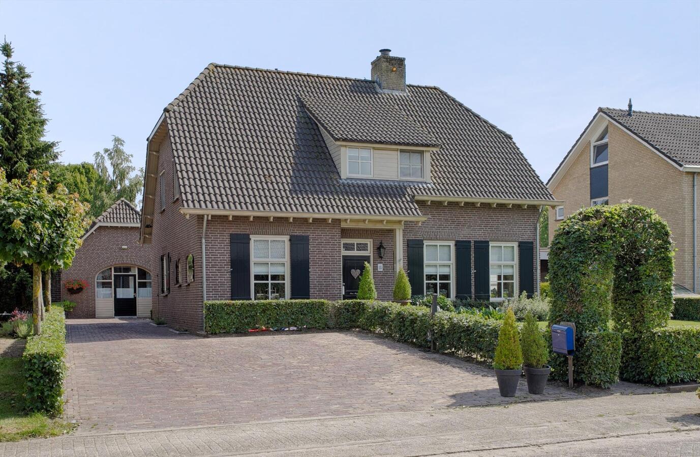 Vrijstaande woning met grote garage, 4 slaapkamers en ruime zolderverdieping. 