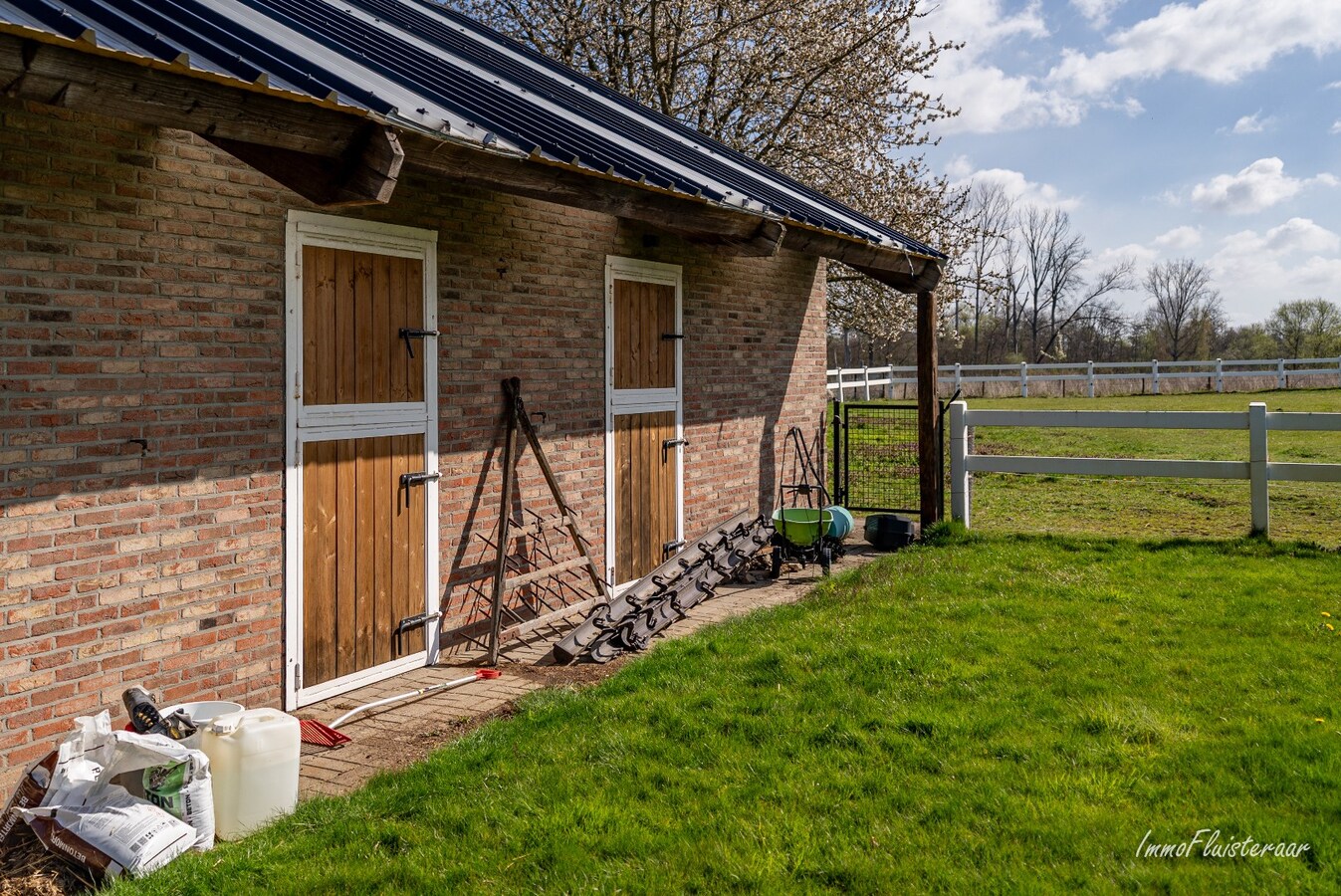 Ruime woning met paardenstallen op ca. 85 are te Kinrooi 