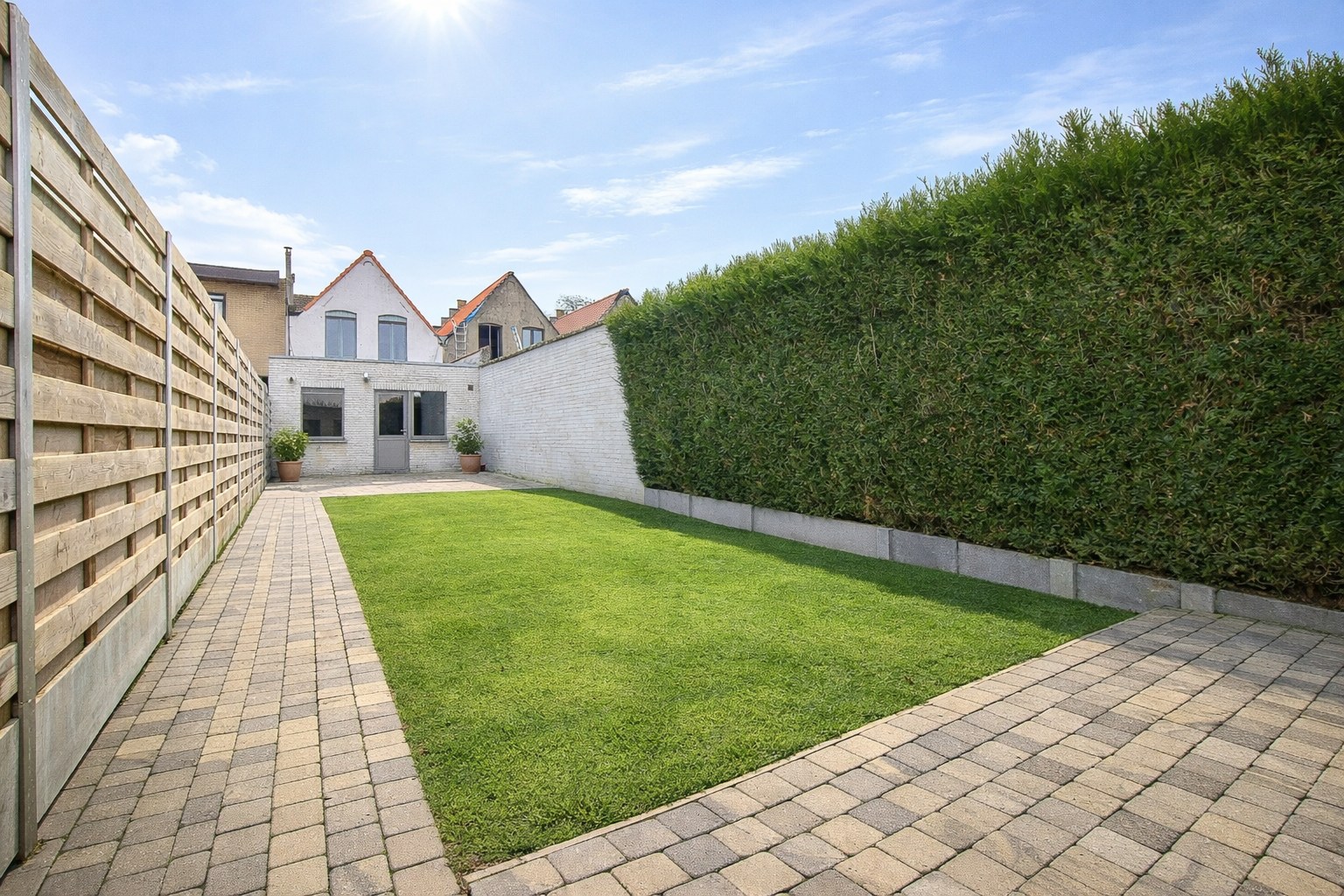 Instapklare gezinswoning met 3 slaapkamers en garage in het centrum van Diksmuide. 