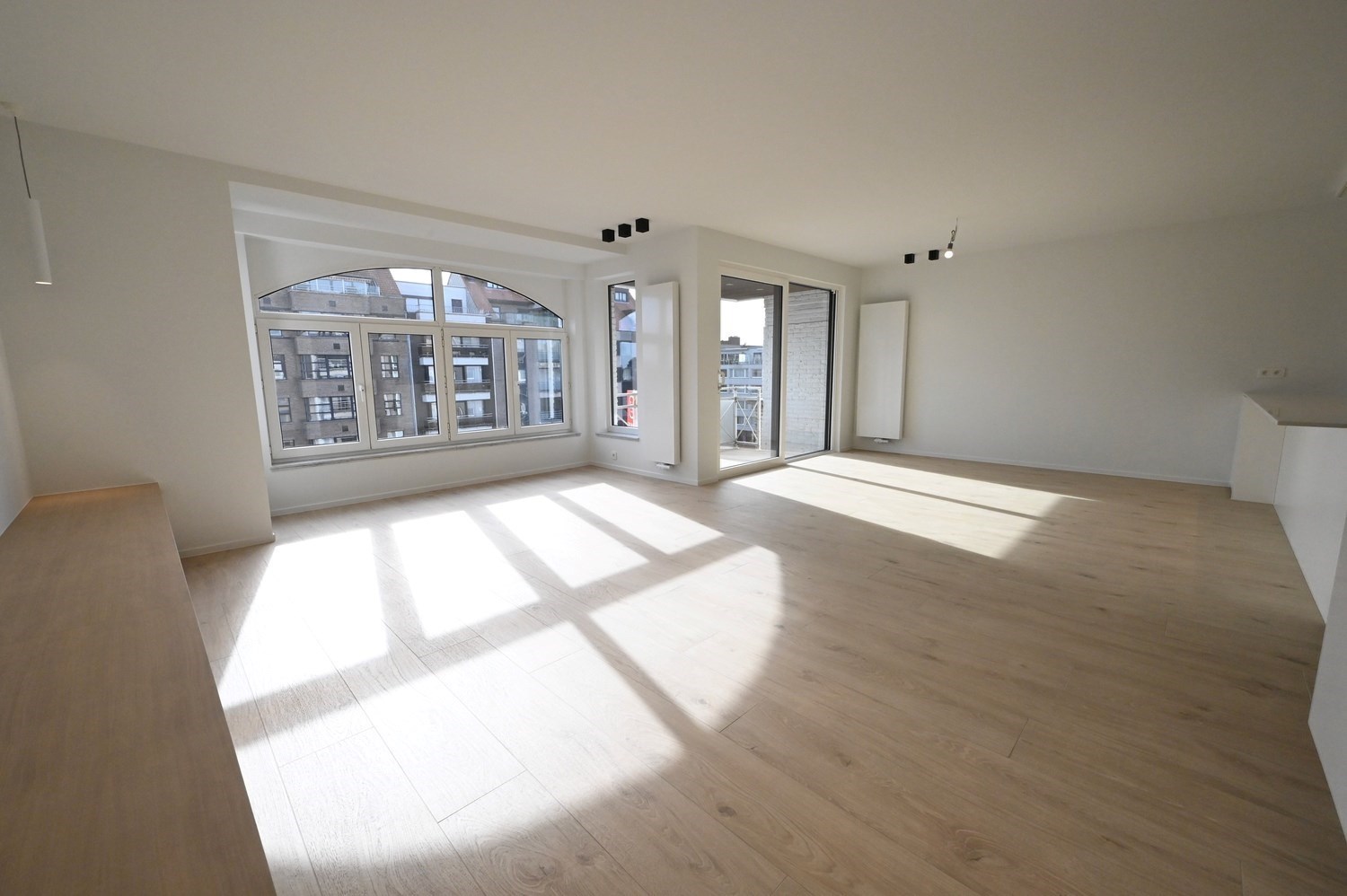 Non meublé - Neuf - Appartement luxueusement rénové avec 3 chambres et une vue dégagée sur la place du Bourgmestre Frans Desmidt. 