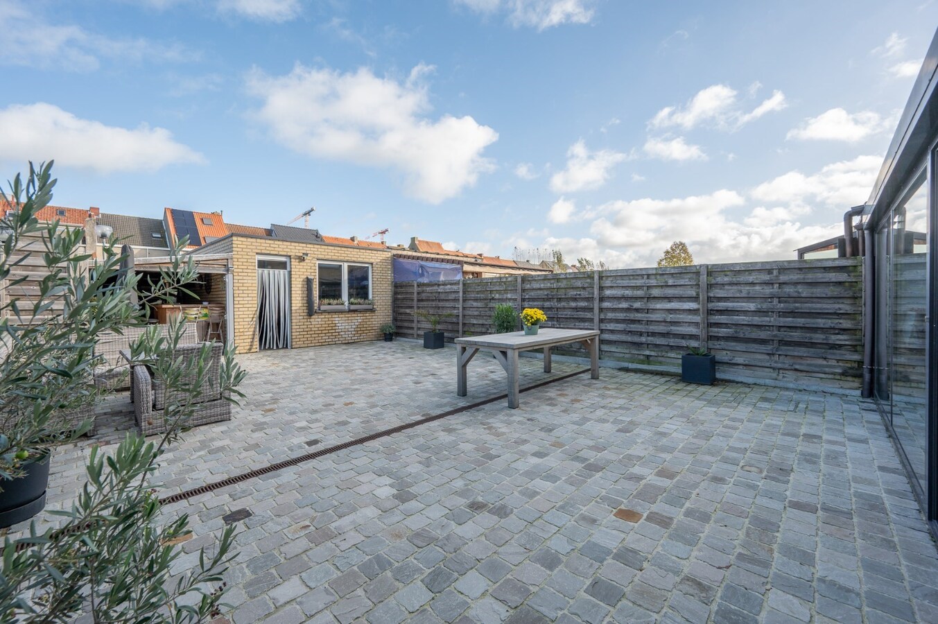 Rustig gelegen halfopen bebouwing met tuin en twee garages te Heist 