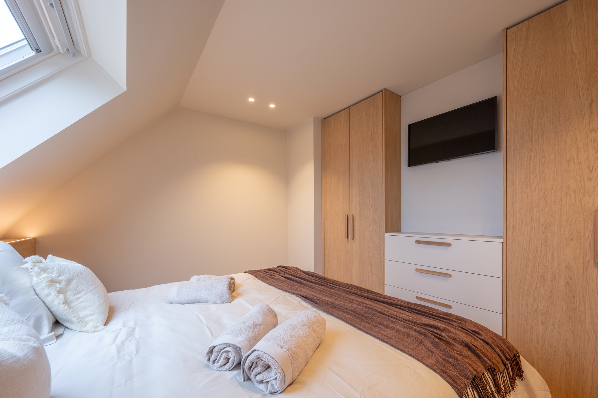 Appartement en duplex spacieux et rénové, orienté plein sud, situé dans un emplacement exceptionnel sur la Lippenslaan. 