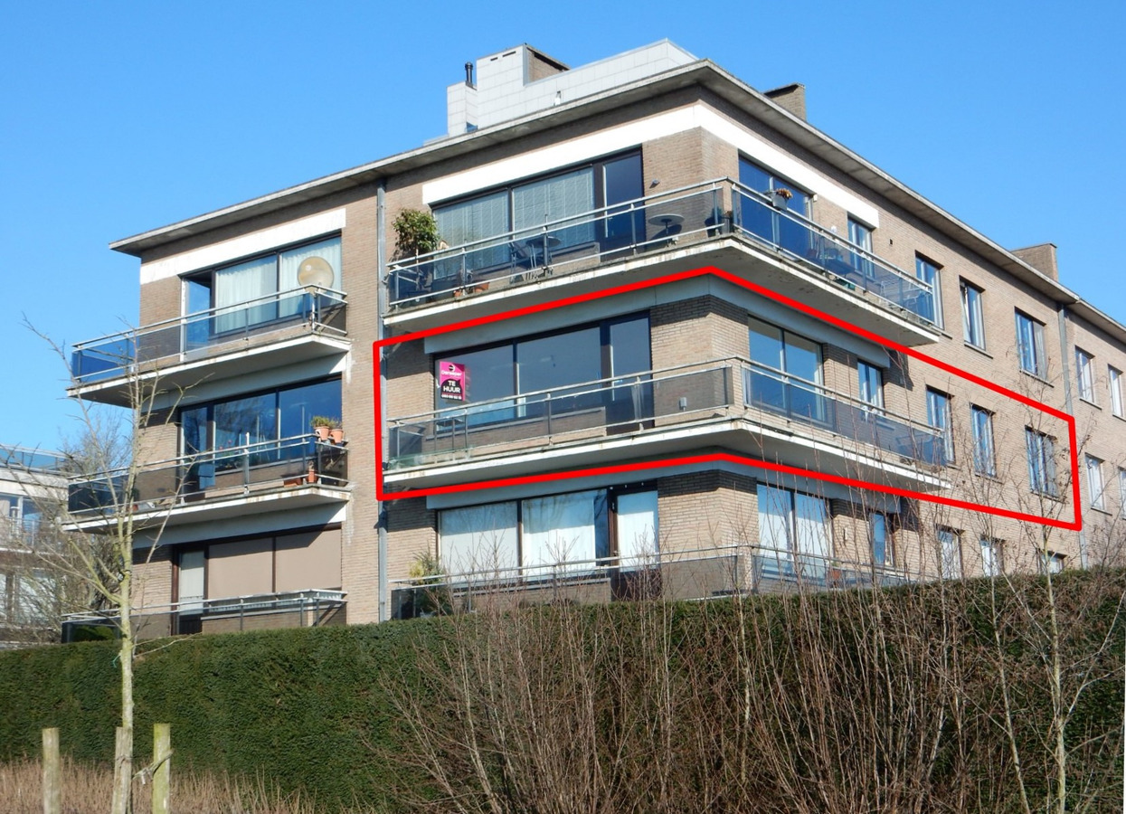 Vernieuwd ruim appartement met 3 slaapkamers en garagebox 