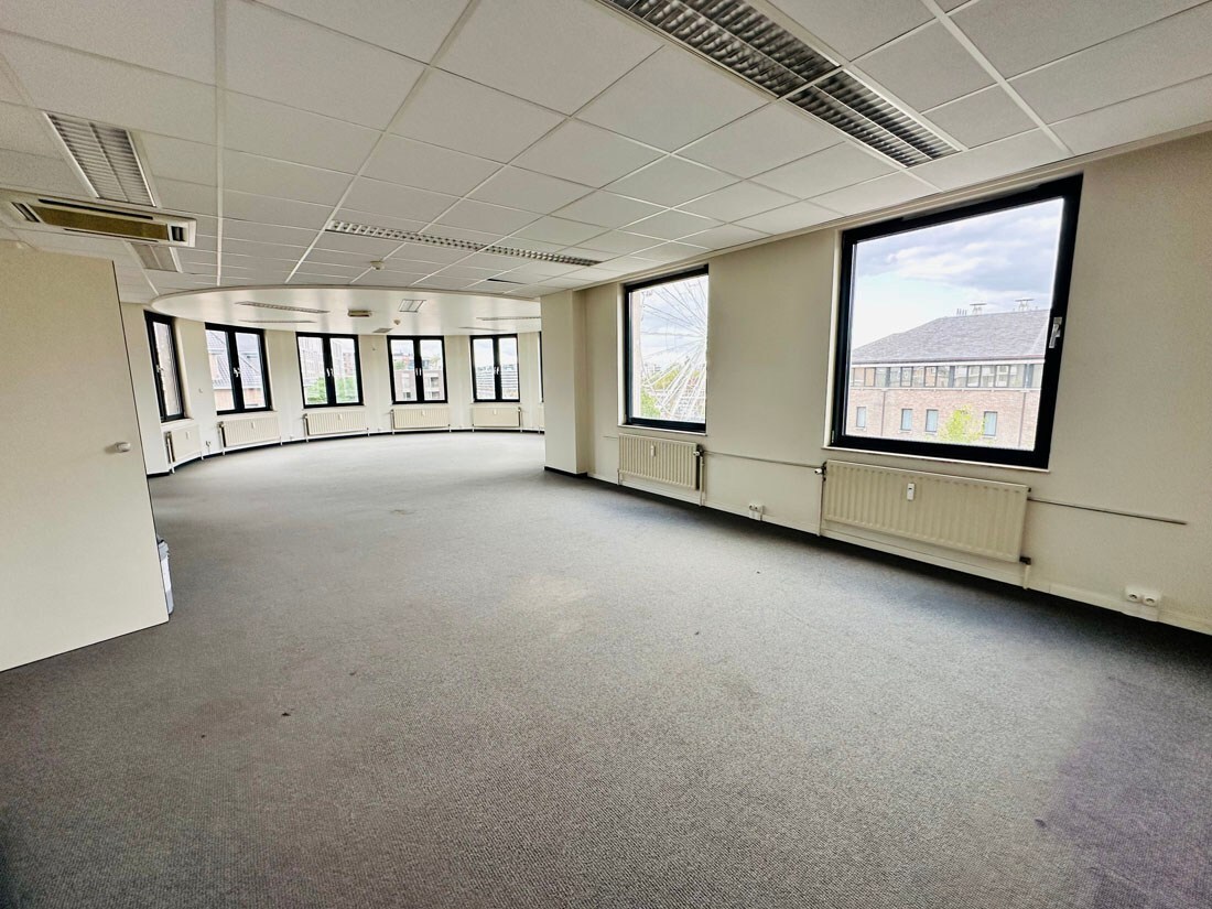 Iconisch kantorencomplex of commerciële ruimte te Hasselt centrum 