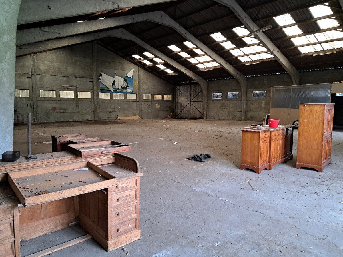 Sur 3200 m² en zone d'habitat vaste ensemble immobilier comprenant une villa de 240m² et 600m² d'entrepôt. 