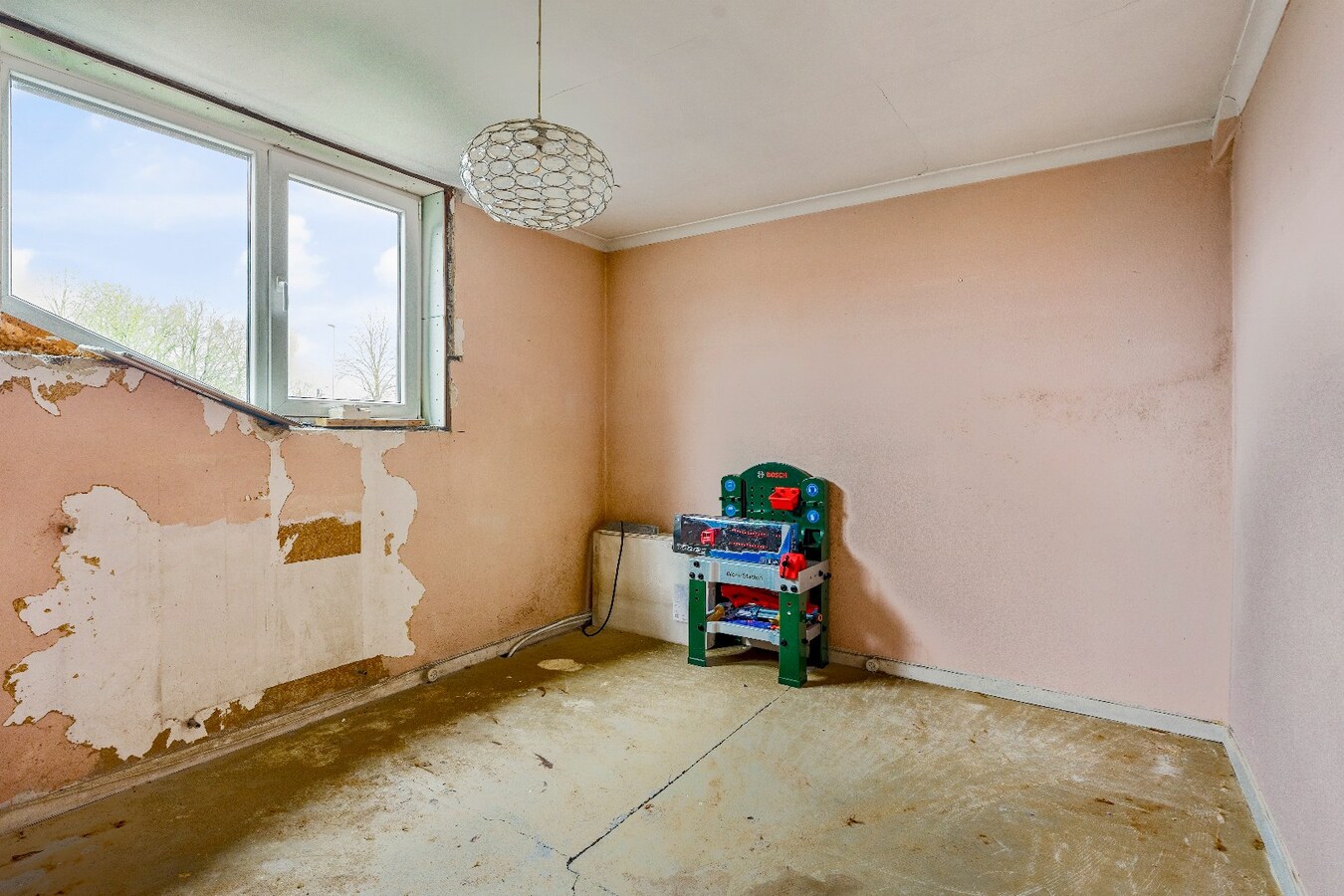 Op te knappen karakteristieke hoekwoning, 4 slpk, (EPC-label C) gelegen aan het Haspengouwse landschap. 