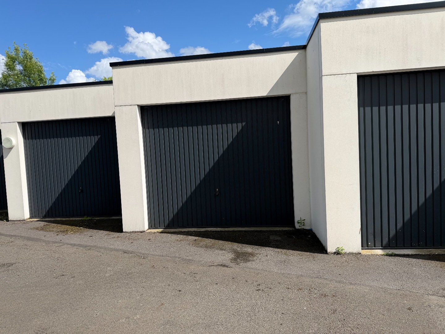 Verzorgd appartement met 2 slaapkamers, terras en garage. 