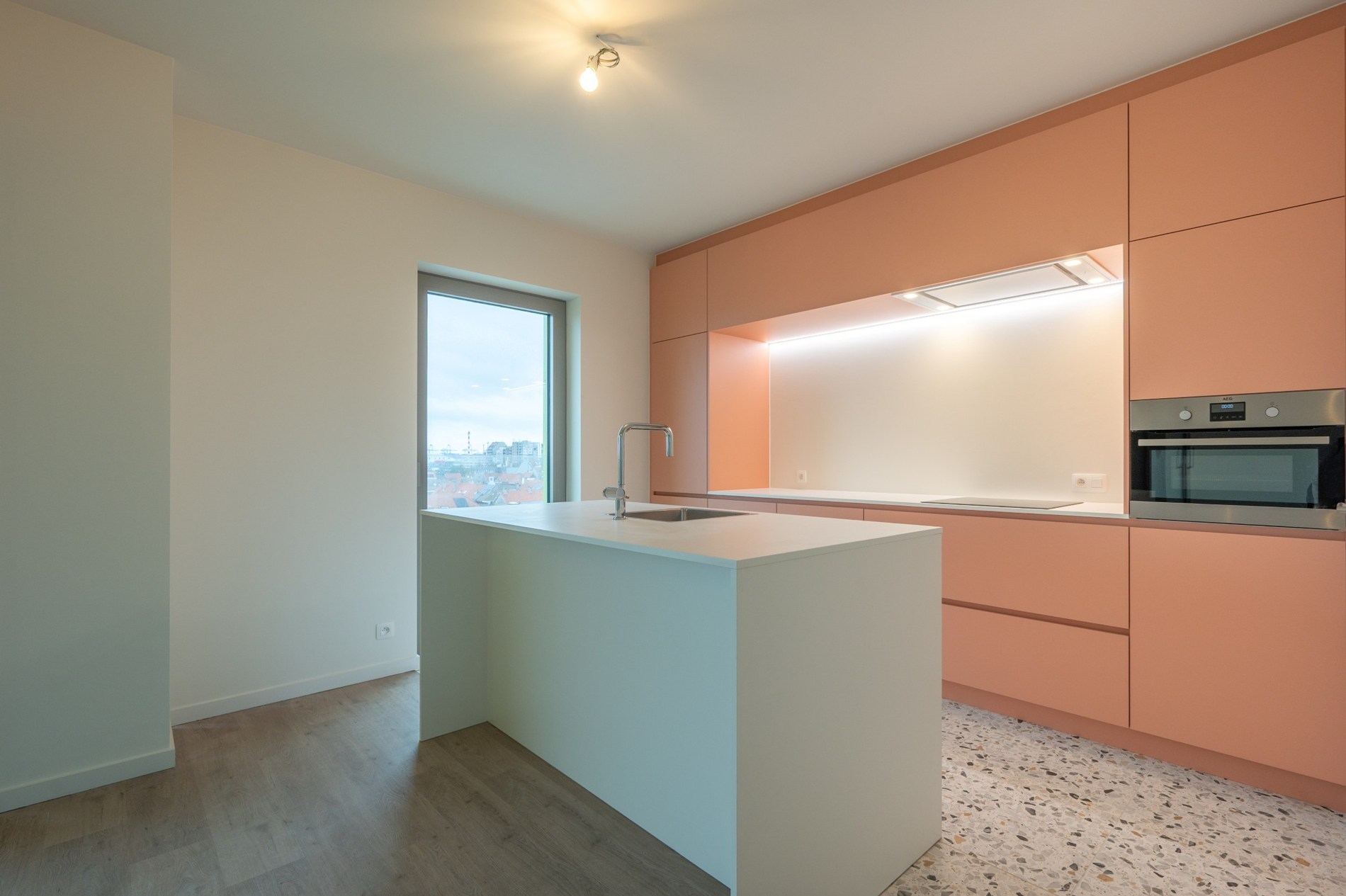 Volledig instapklaar nieuwbouw-appartement voorzien van een gevelbreedte van 10m: Opendeurdag  Zondag 4/01 (14u tot 17u). 