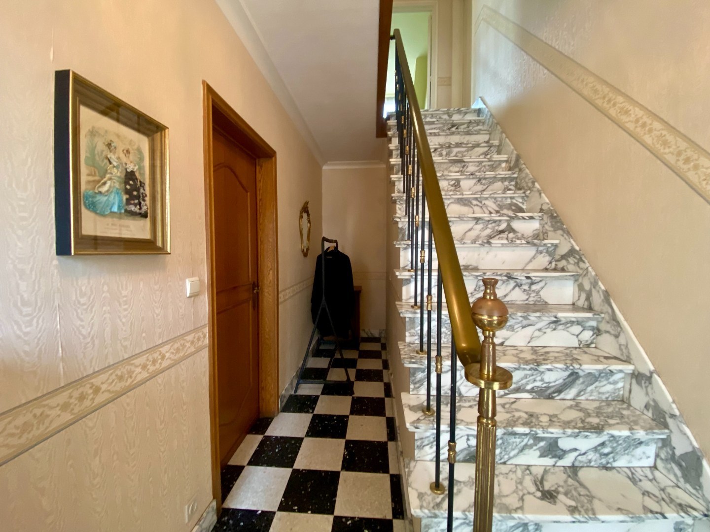 Degelijke te renoveren halfopen woning met tuin en garage op 293 m²! 