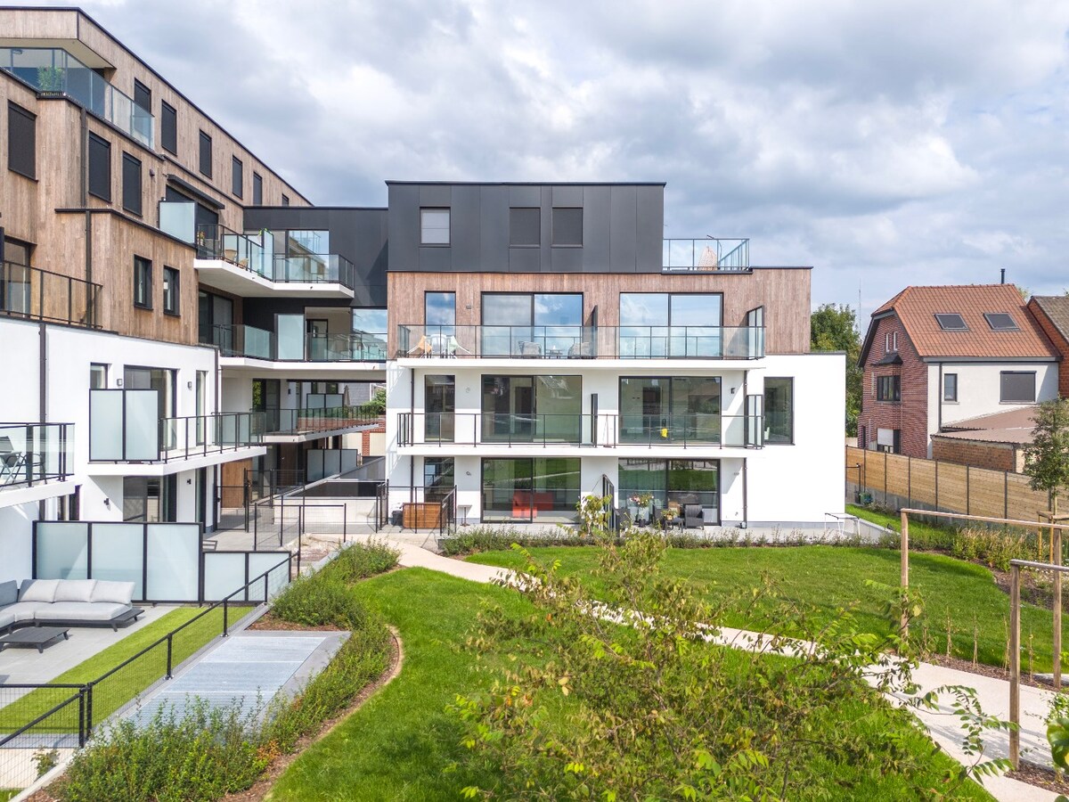 Gelijkvloers nieuwbouwapp. met tuin en garage, centrum Herzele 