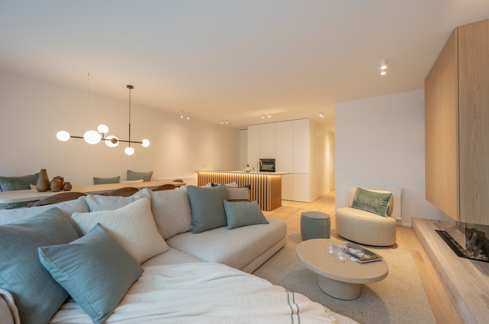 Prachtig gerenoveerd appartement met 3 slaapkamers centraal gelegen op de Lippenslaan te Knokke. 