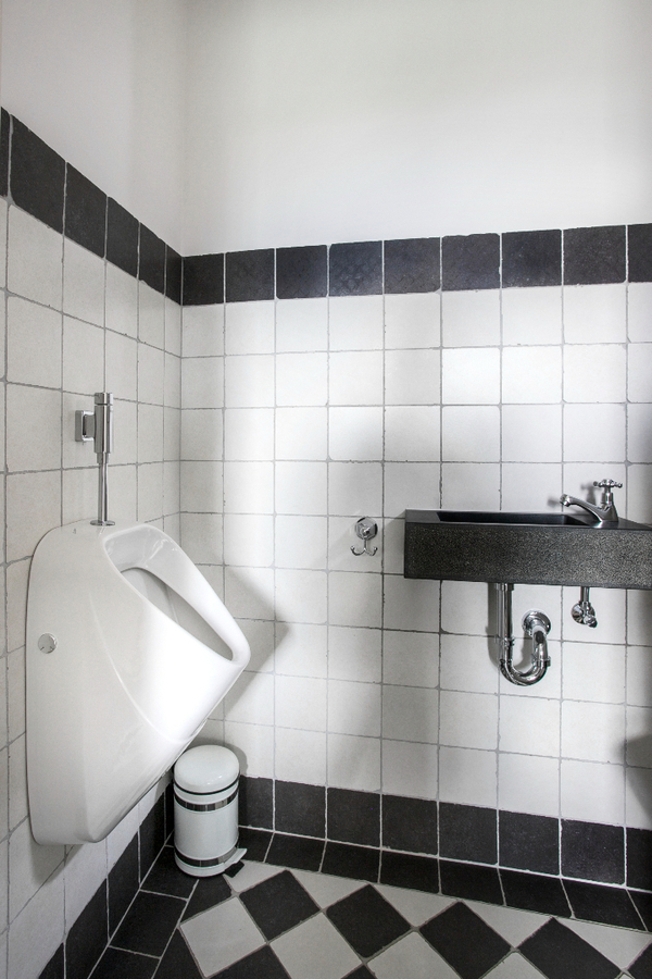 Vrijstaande, instapklare eengezinswoning met garage en carport afgewerkt in landelijke stijl. 