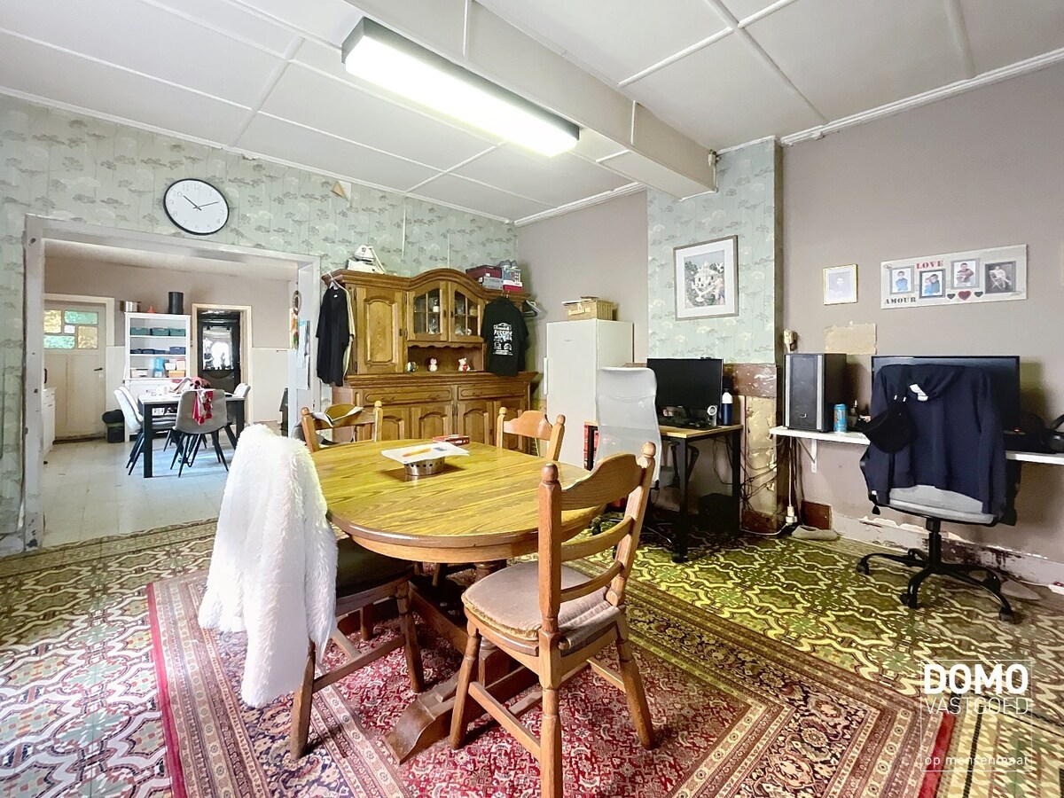 RUIME TE RENOVEREN WONING MET 5 SLAAPKAMERS EN RUIME ACHTERLIGGENDE GARAGE TE BILZEN-HOESELT 