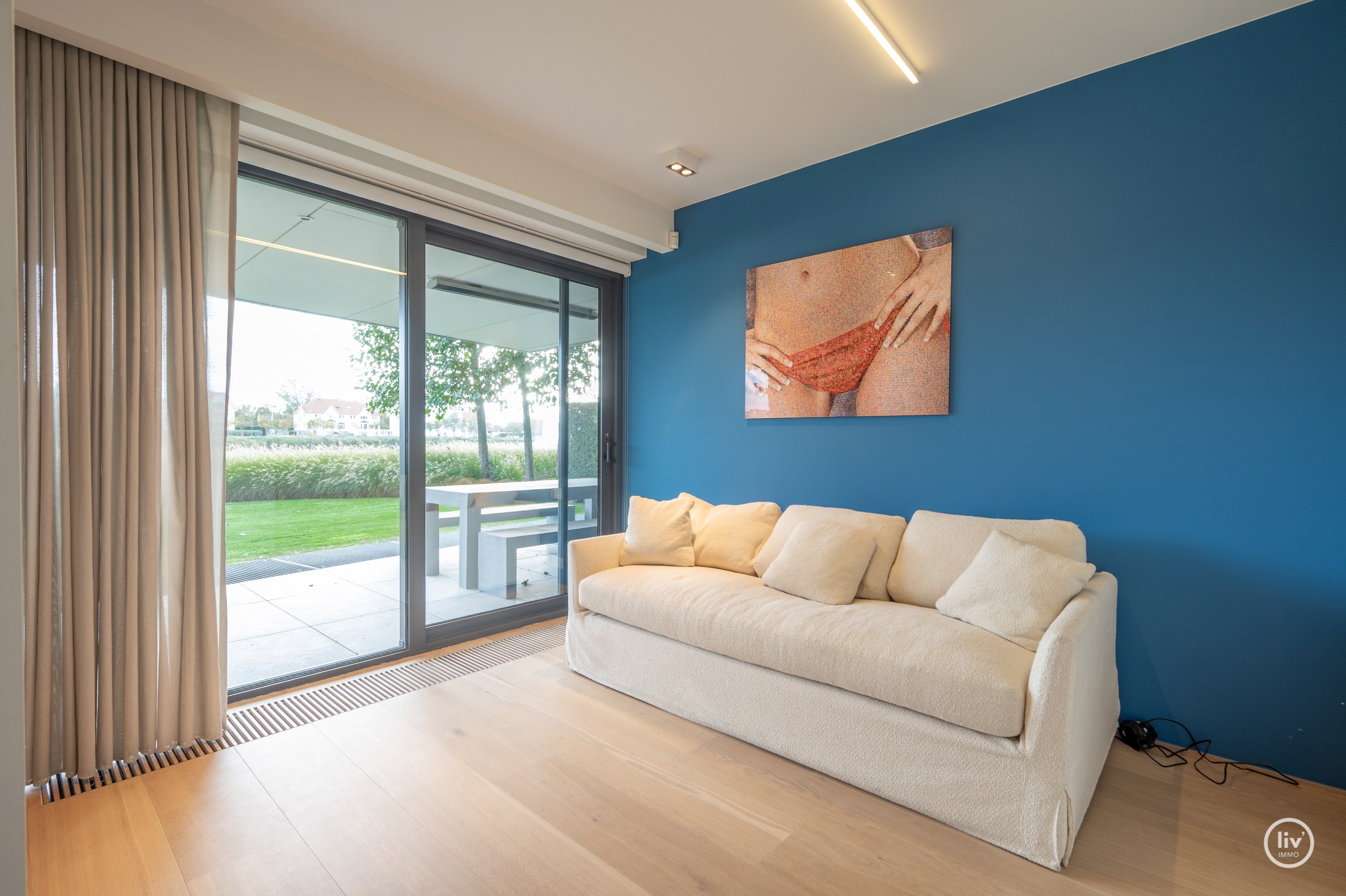 Breed en luxueus afgewerkt tuinappartement met wijde zichten op het meer. 